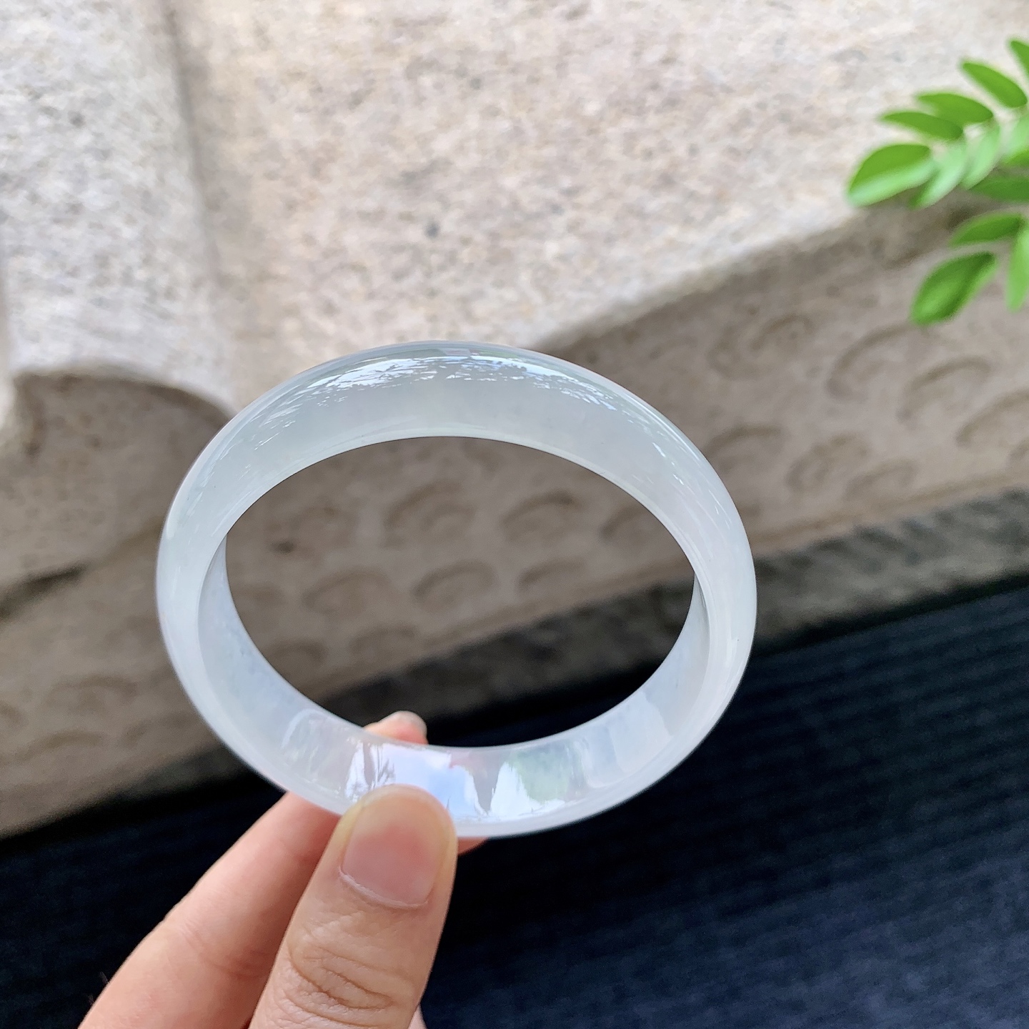 正圈58 59，圈口59.6/14.6/6.6，编码HE080533，冰糯底色，宽版，水润，种老，细腻，无裂。