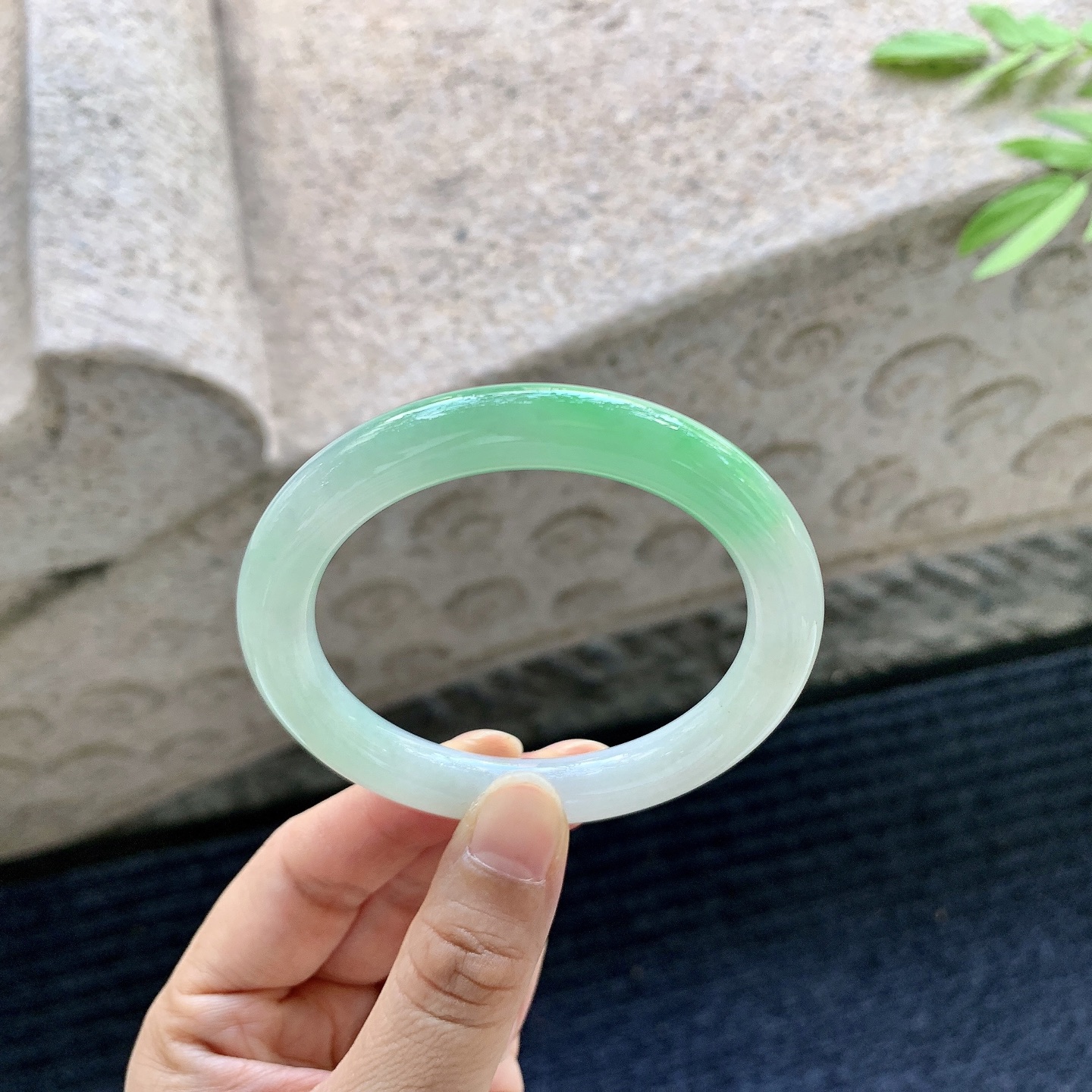 圆条52 53，圈口53.8/9/9，编码GL080572，描述飘阳绿，水润，种老，细腻，有棉线