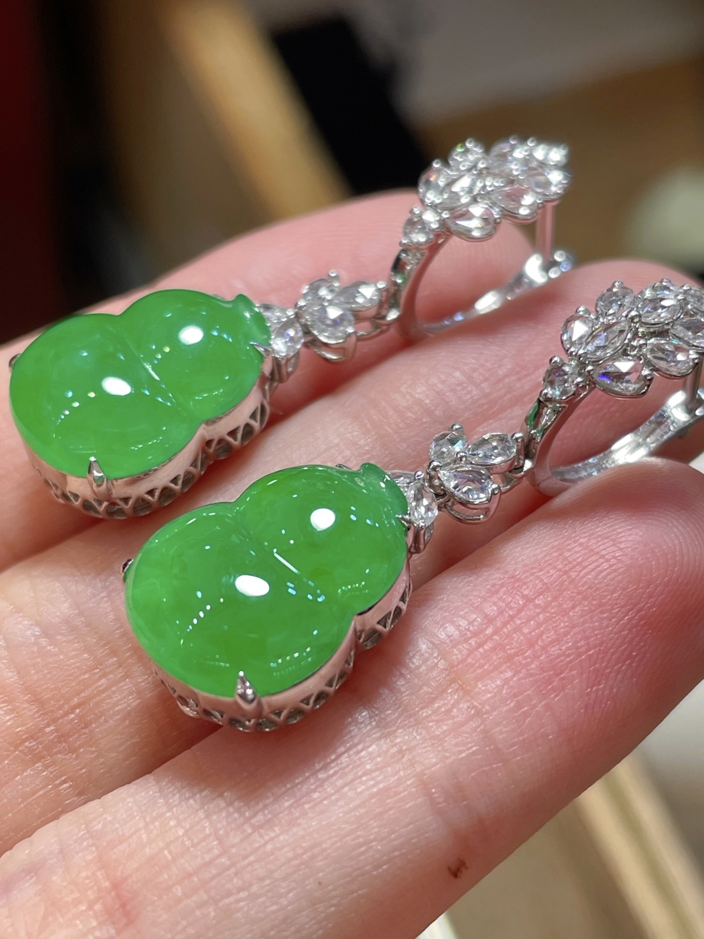 精品辣绿葫芦耳环，满色水头足，这款很时尚，18k真金真钻镶嵌，料子饱满细腻，种水，15.2-12.7-4.2