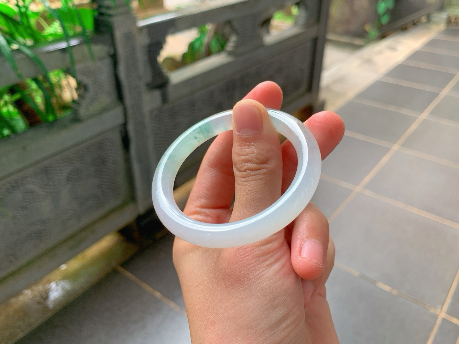 🪻｜52圈口
条粗：8.5
白冰飘花福镯
冰白清透底，丝丝绿花肆意飘散，如同山水墨画落在镯间