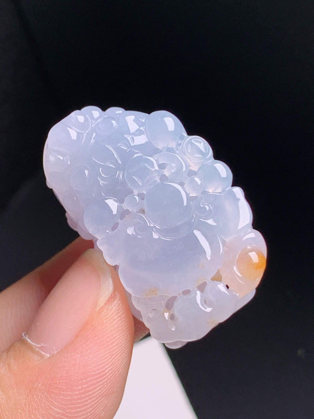 冰黄翡貔貅，雕工灵动，质地细腻，招财纳福
