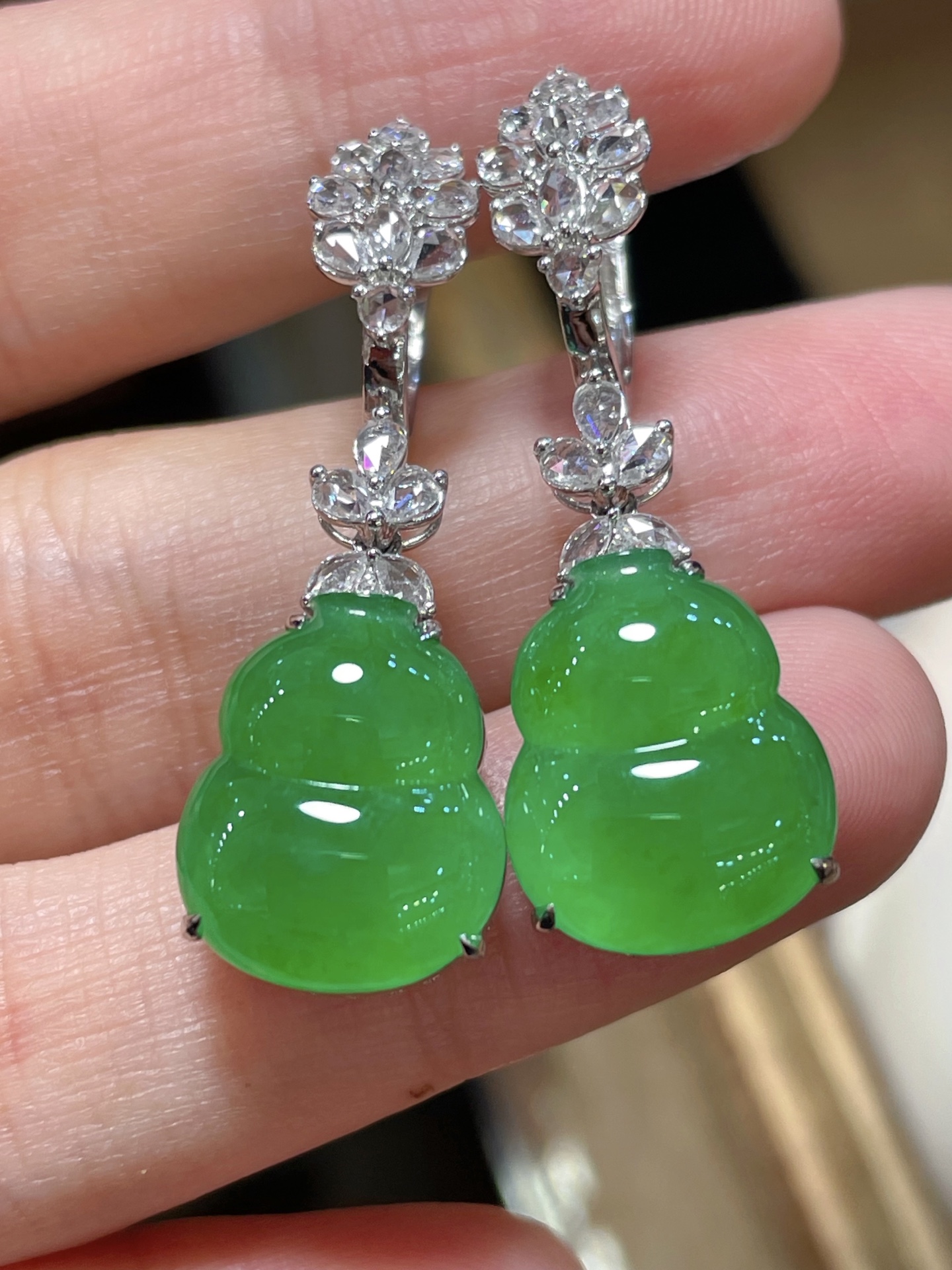 精品辣绿葫芦耳环，满色水头足，这款很时尚，18k真金真钻镶嵌，料子饱满细腻，种水，15.2-12.7-4.2