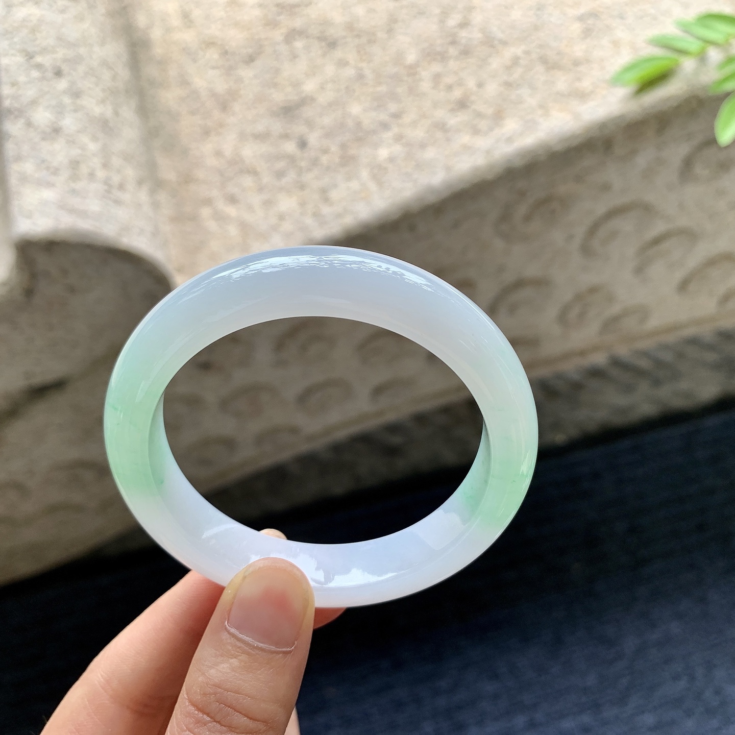 正圈53 54，圈口54.3/12/8.2，编码AD080411，描述细糯春彩，水润，种老，细腻，无裂。