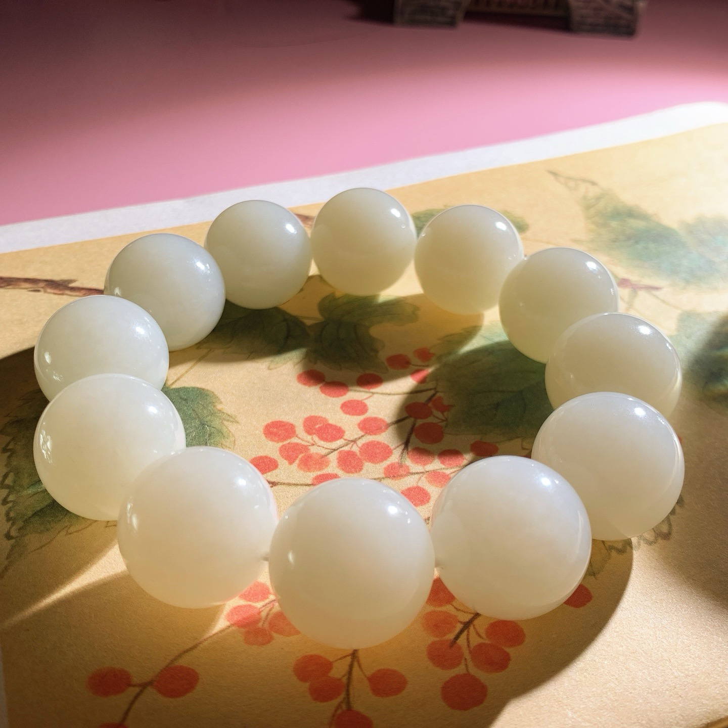 和田玉白玉圆珠手串。单颗尺寸20！玉质细腻油润。手推出油。品相大气。 lt260804