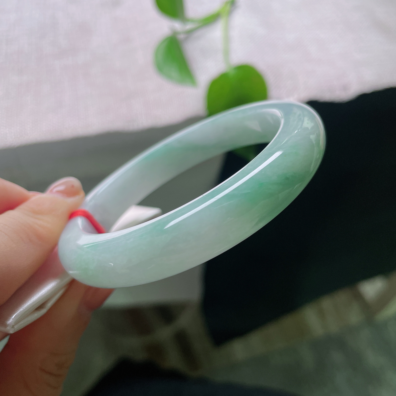 特惠活动#55.7/11.4/8.8，绿底正圈，一点皮纹，几抹翠色悠然晕染，似烟雨江南，远山含翠，一缕青绿漫过玉环，诗意藏于腕间。ss56711a
