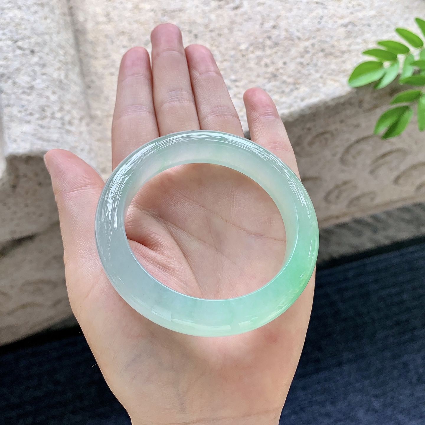 正圈52 53，圈口53.3/12.3/9.2，编码G7080538，冰糯阳绿，水润，种老，细腻，无裂。