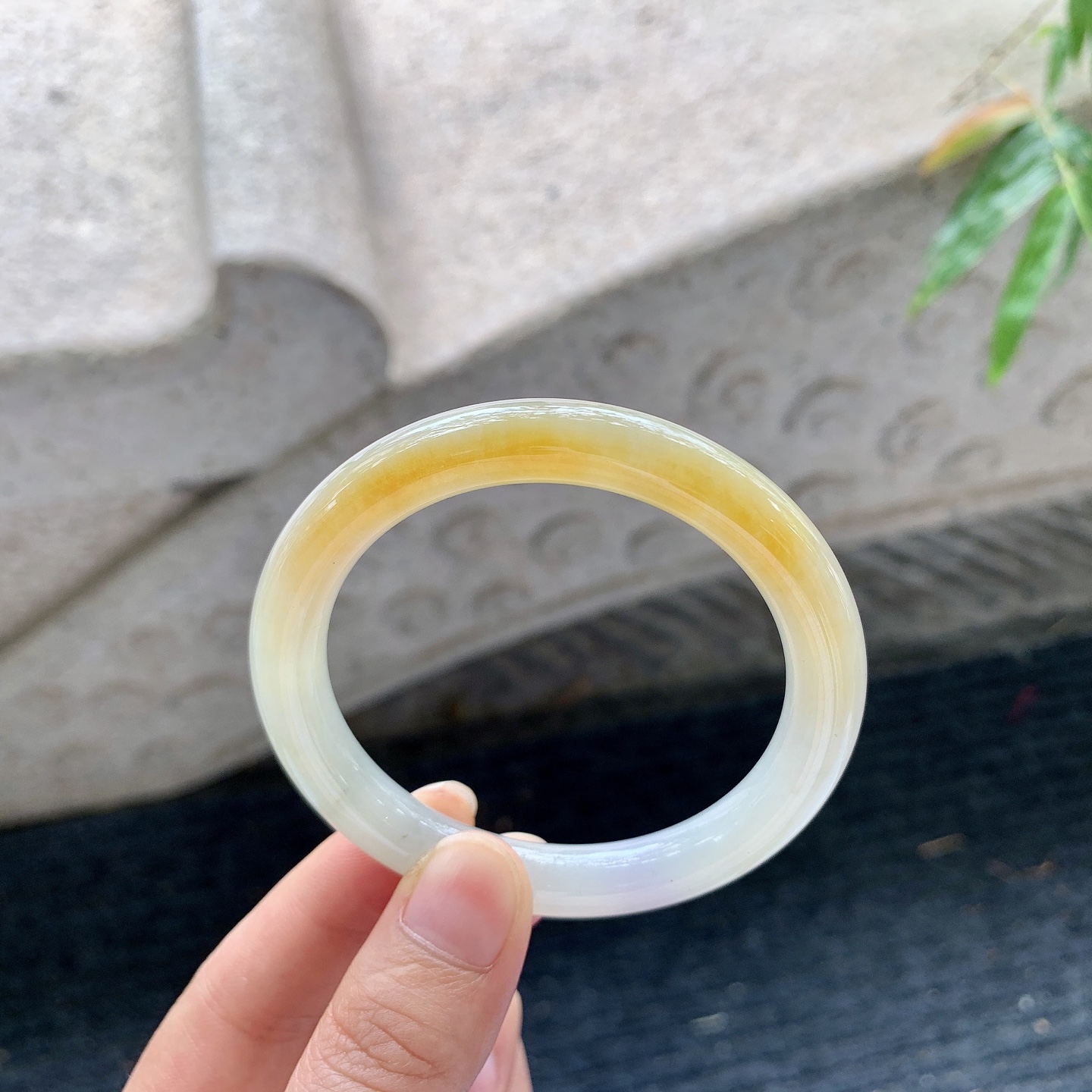圆条51 52，圈口52.3/8.6/8.5，编码B2052073，描述黄翡，水润，种老，细腻，打灯有棉线