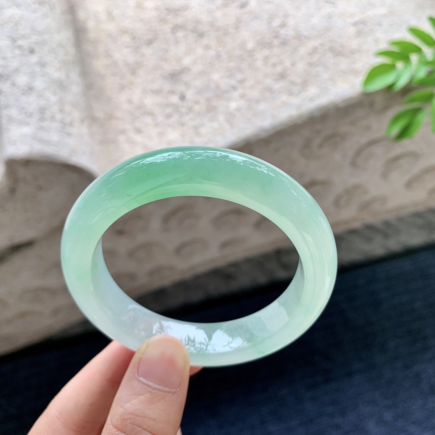 正圈52 53，圈口53.3/12.3/9.2，编码G7080538，冰糯阳绿，水润，种老，细腻，无裂。