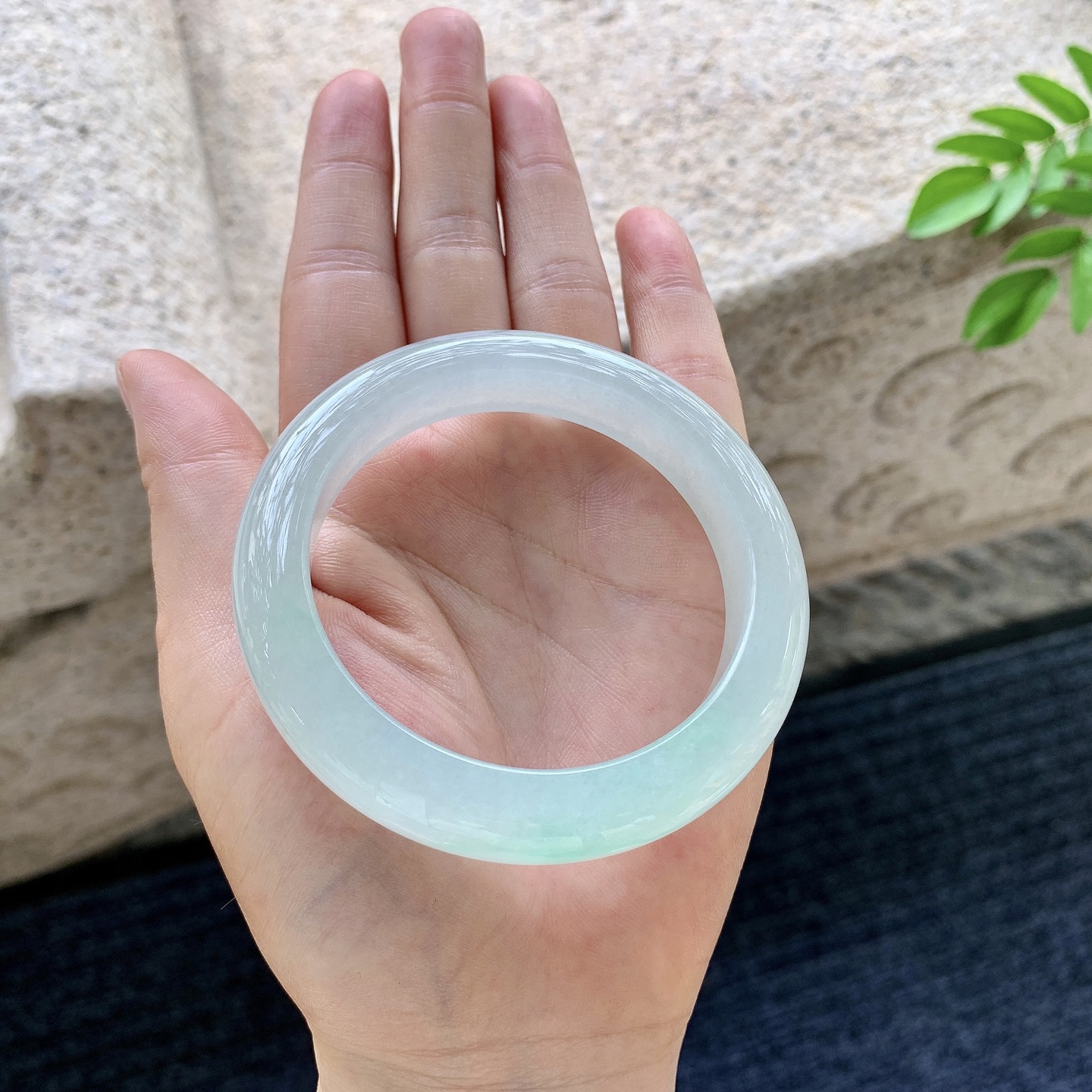 正圈53 54，圈口54.8/11.8/9，编码G7080534，描述：冰糯飘绿，水润，种老，细腻，无裂。