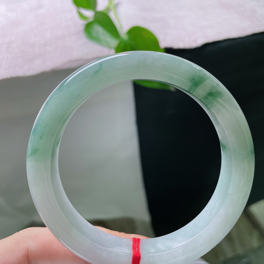 58.3/11.9/9.1，飘花正圈，无裂，温润细腻，浓淡相宜的蓝绿飘花散落，温婉大气，自带雅致国风