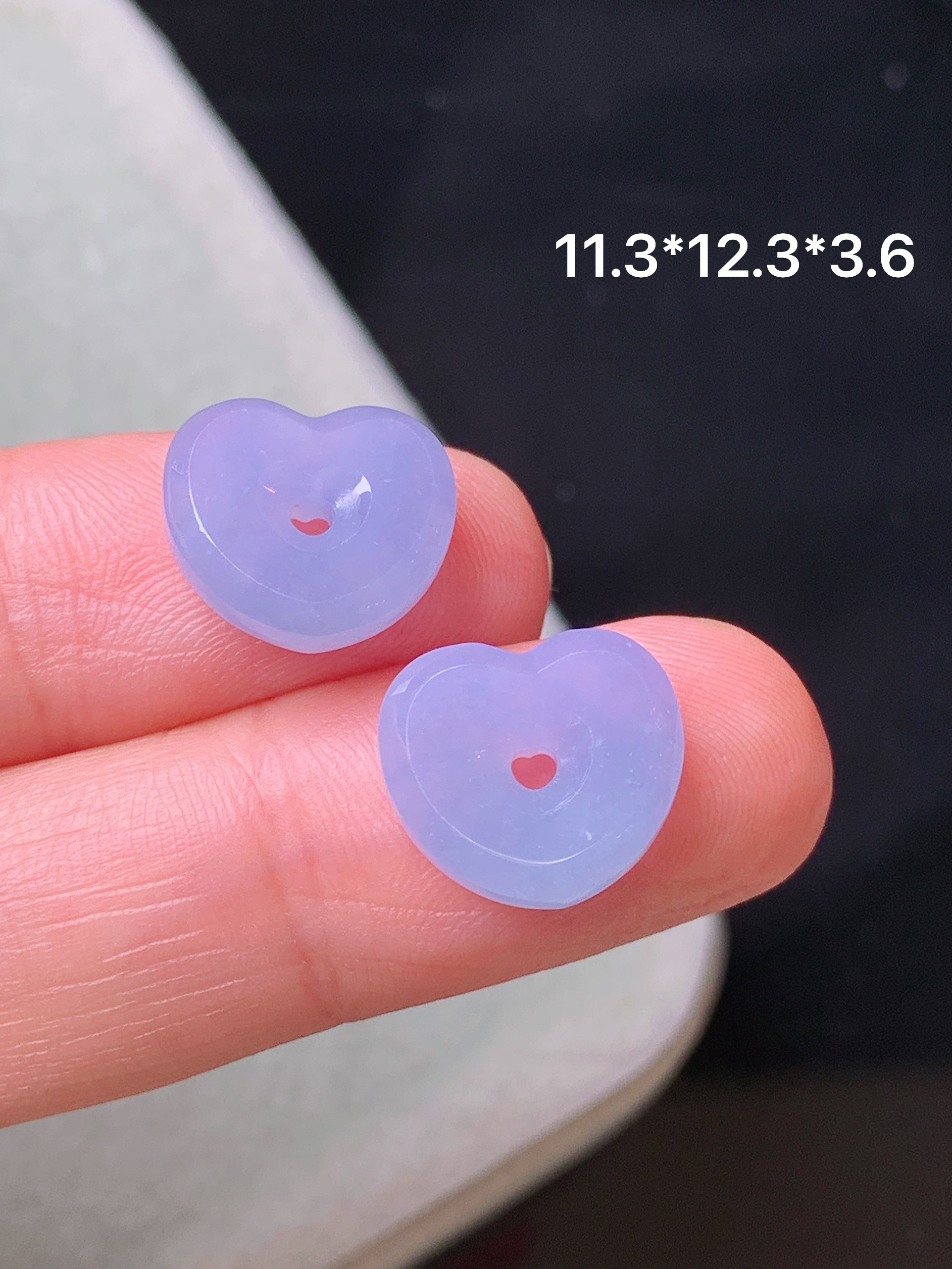 镶嵌款 紫罗兰心形一对 玉质细腻 色泽艳丽清新 水润亮眼 整体尺寸11.3*12.3*3.6 d3