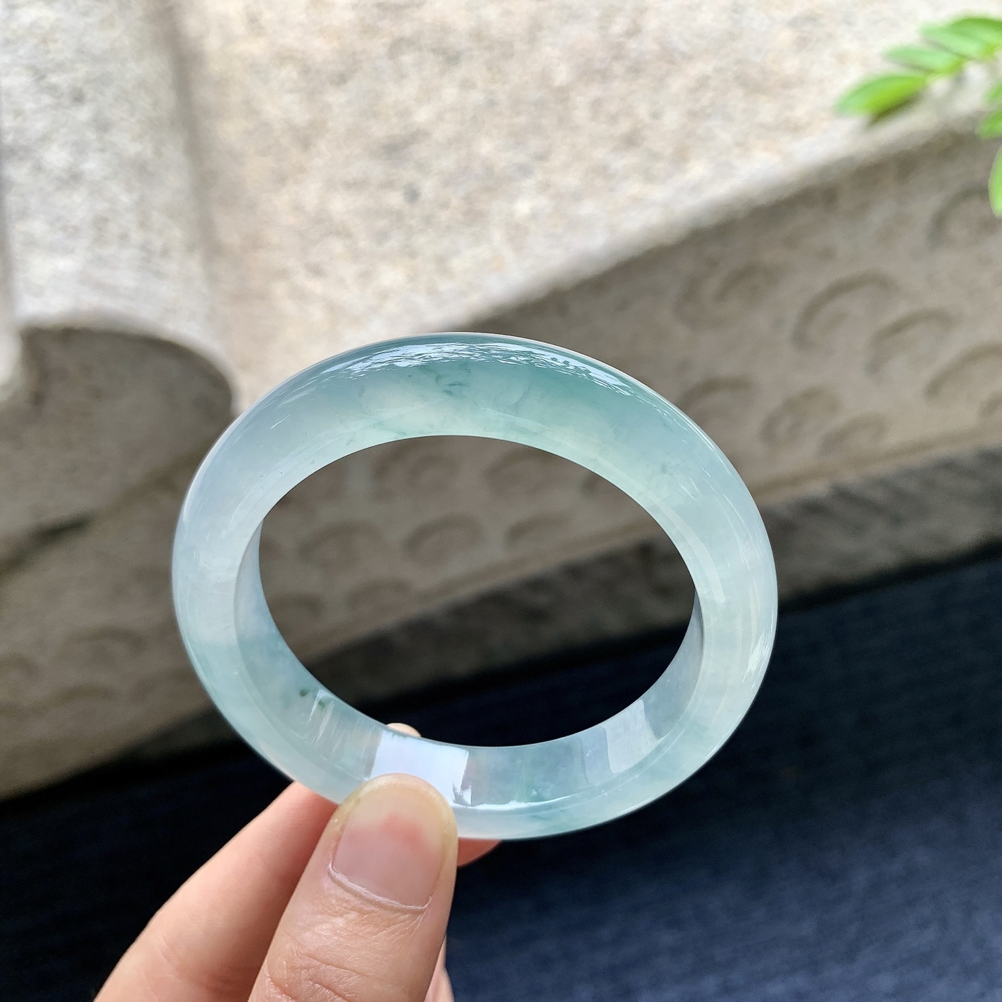 正圈50 51，圈口51.6/11.8/8.1，编码BA080404，冰糯飘绿，水润，种老，细腻，打灯有絮线