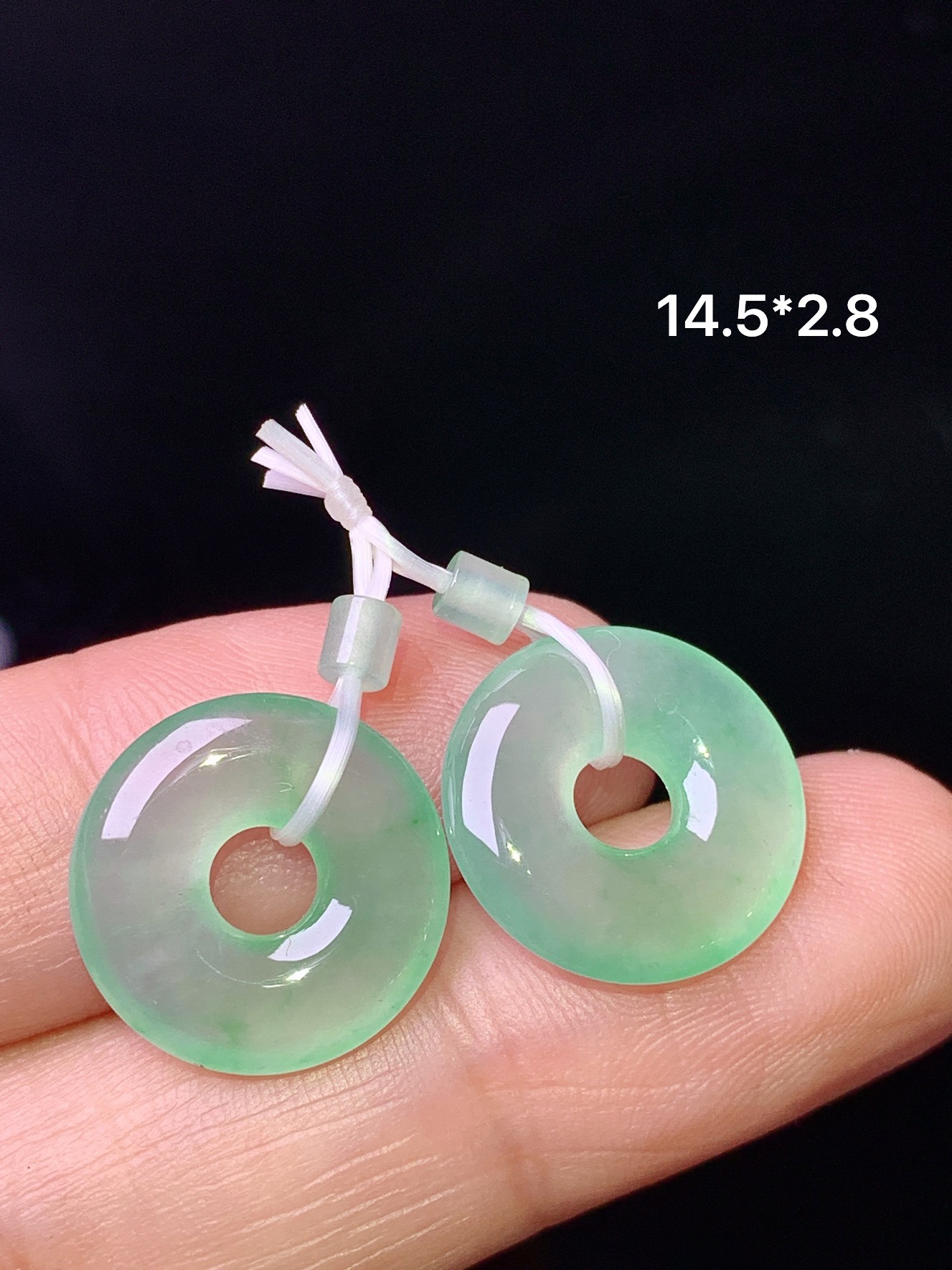 冰种飘绿平安扣一对 玉质细腻 色泽艳丽清新 水润亮眼 整体尺寸14.5*2.8 e2
