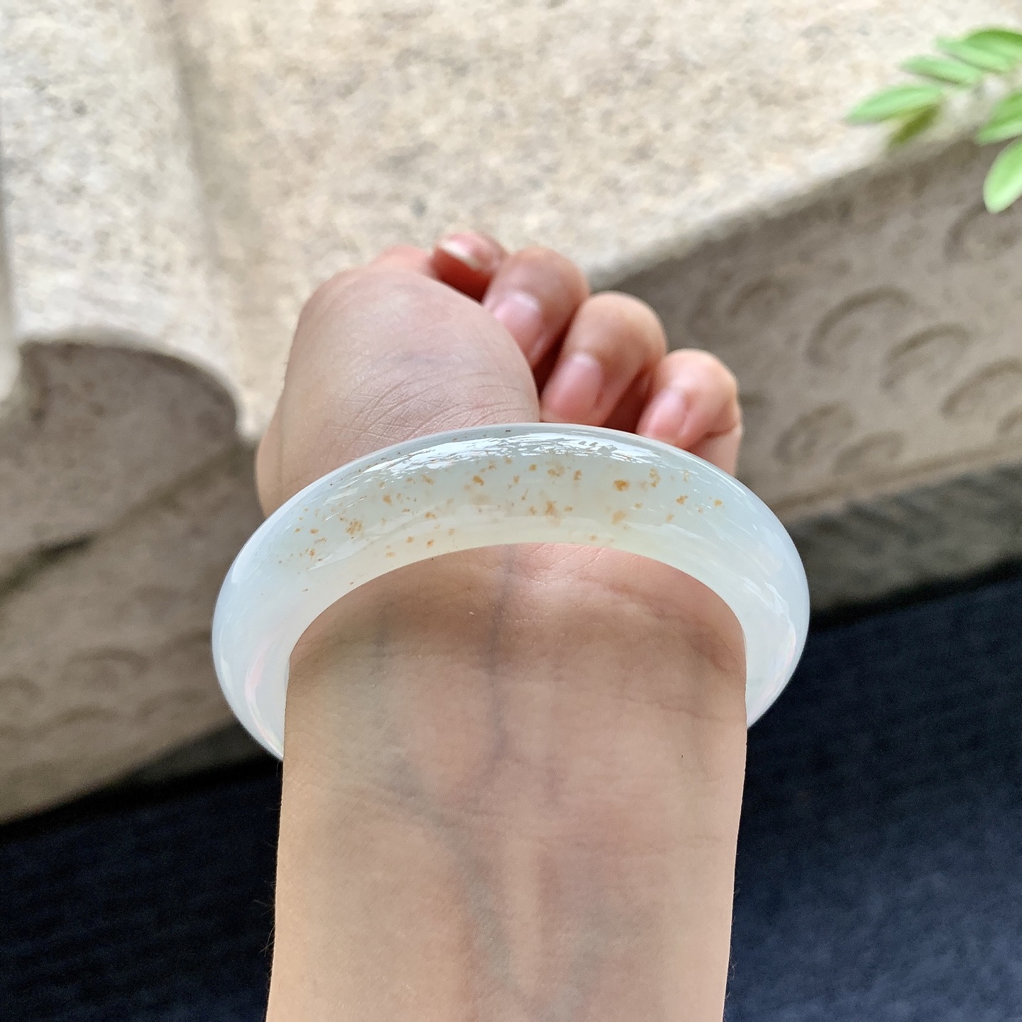 正圈52 53，圈口53.4/12.8/8.5，编码H9080412，冰糯飘黄翡，水润，种老，细腻，打灯有棉线