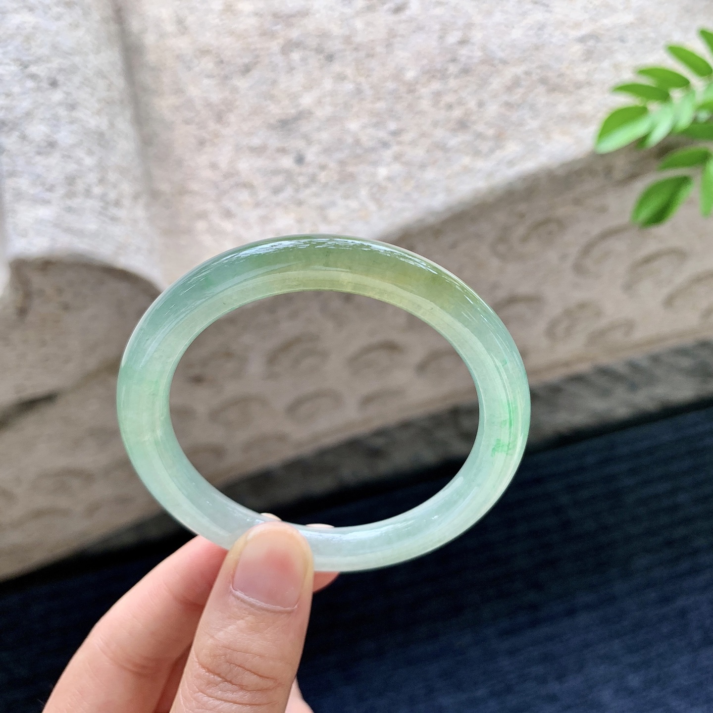 圆条51 52，晴绿飘黄翡，水润，种老，细腻，无裂。