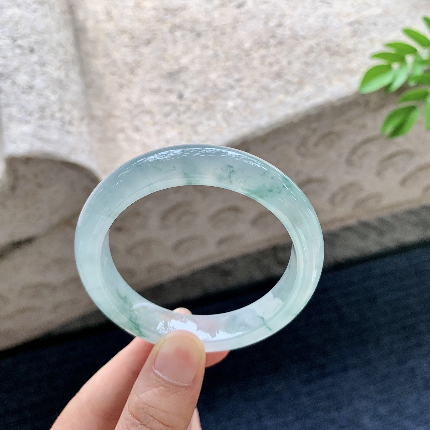 正圈50 51，圈口51.7/12/8，编码G7080535，描述：冰糯飘花，水润，种老，细腻，无裂。