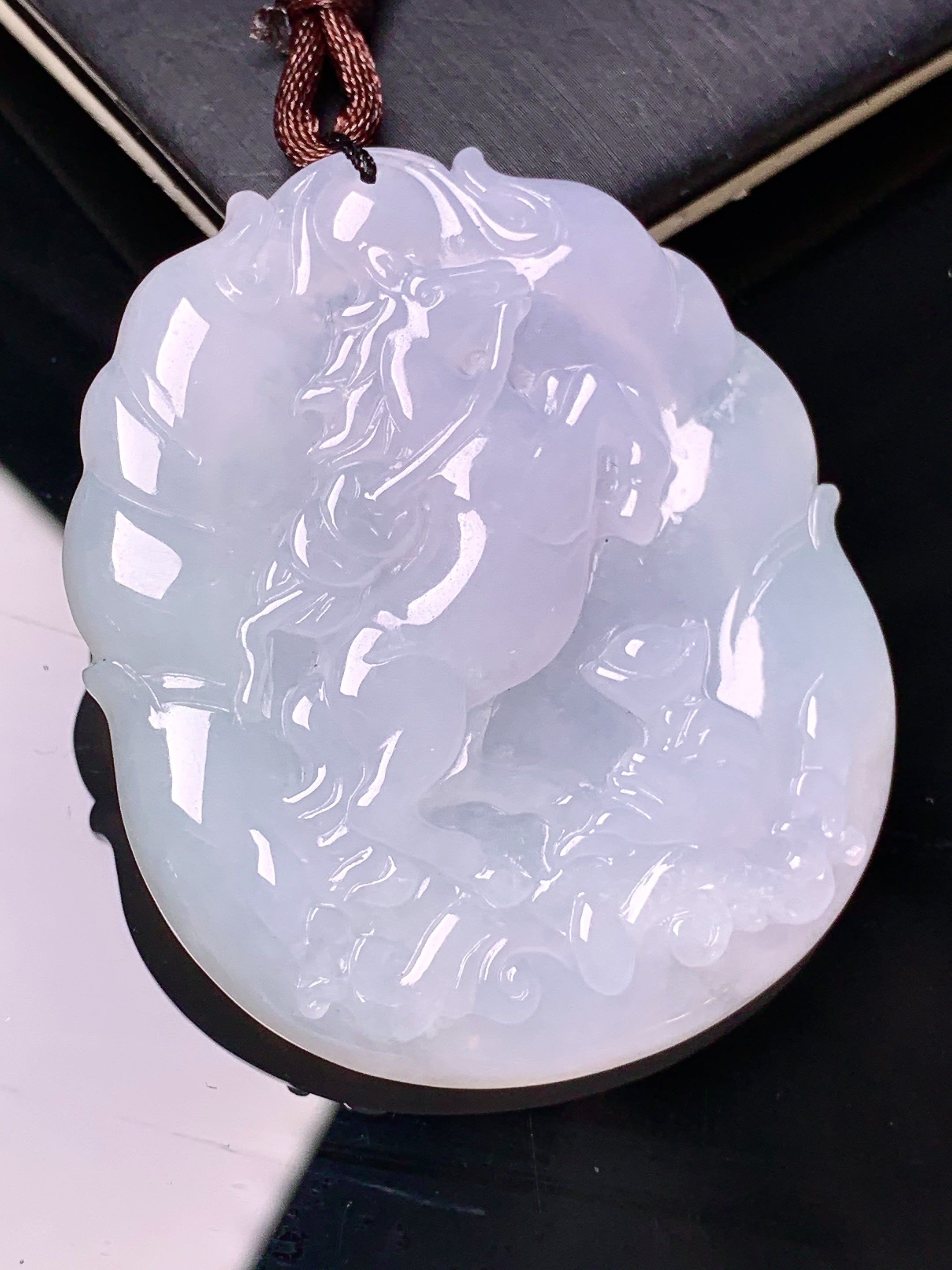 生肖马牌吊坠 玉质细腻 色泽艳丽清新 水润亮眼 整体尺寸50.3*42*5.8 b2