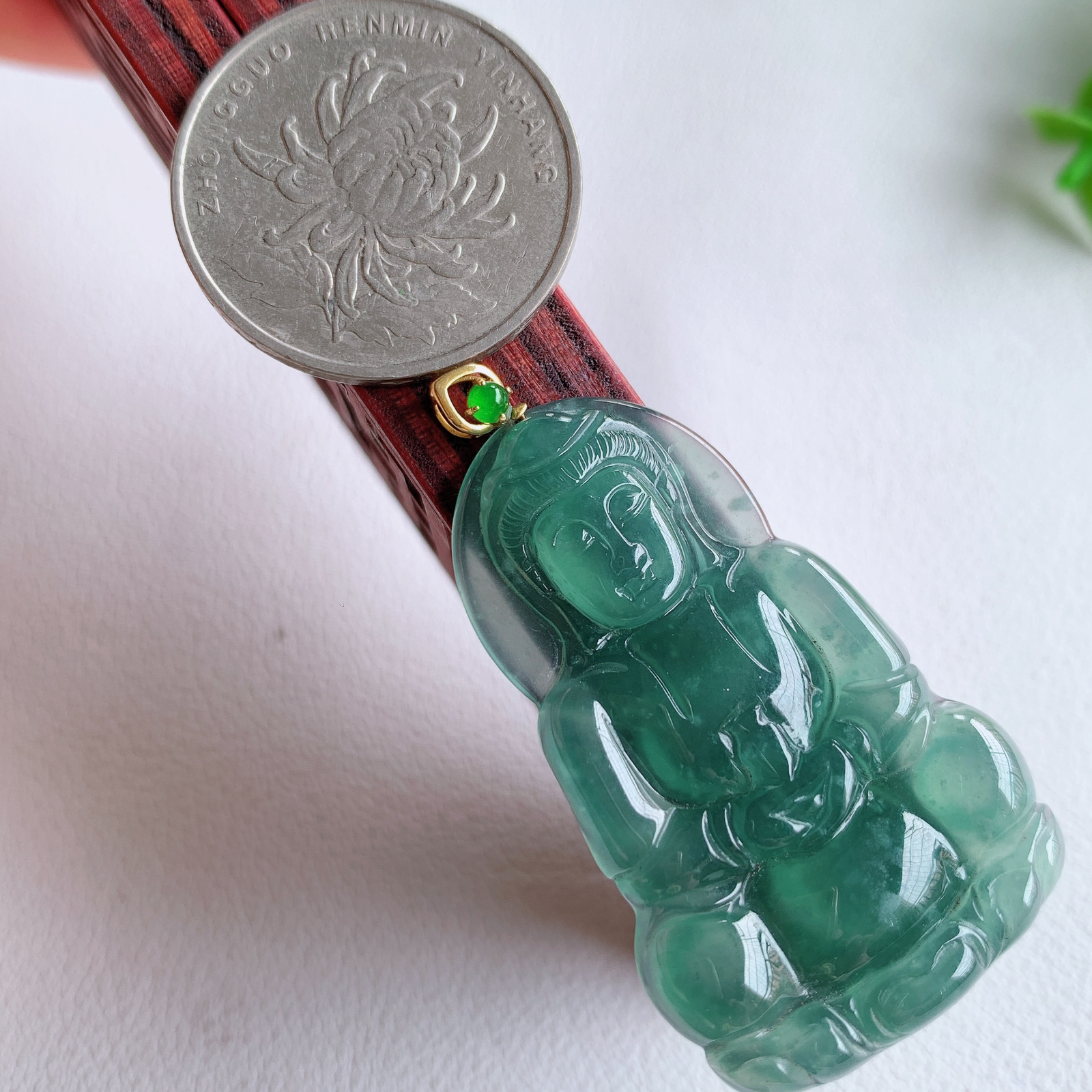 18k金扣蓝冰精雕观音吊坠，法相端庄大气，工艺精湛，种色浓郁，细腻饱满冰润，种老水足，收藏佳品，佩戴大气  W03.3 整体尺寸：47-25.5-4.5mm  裸石尺寸：42-25.5-4.5mm