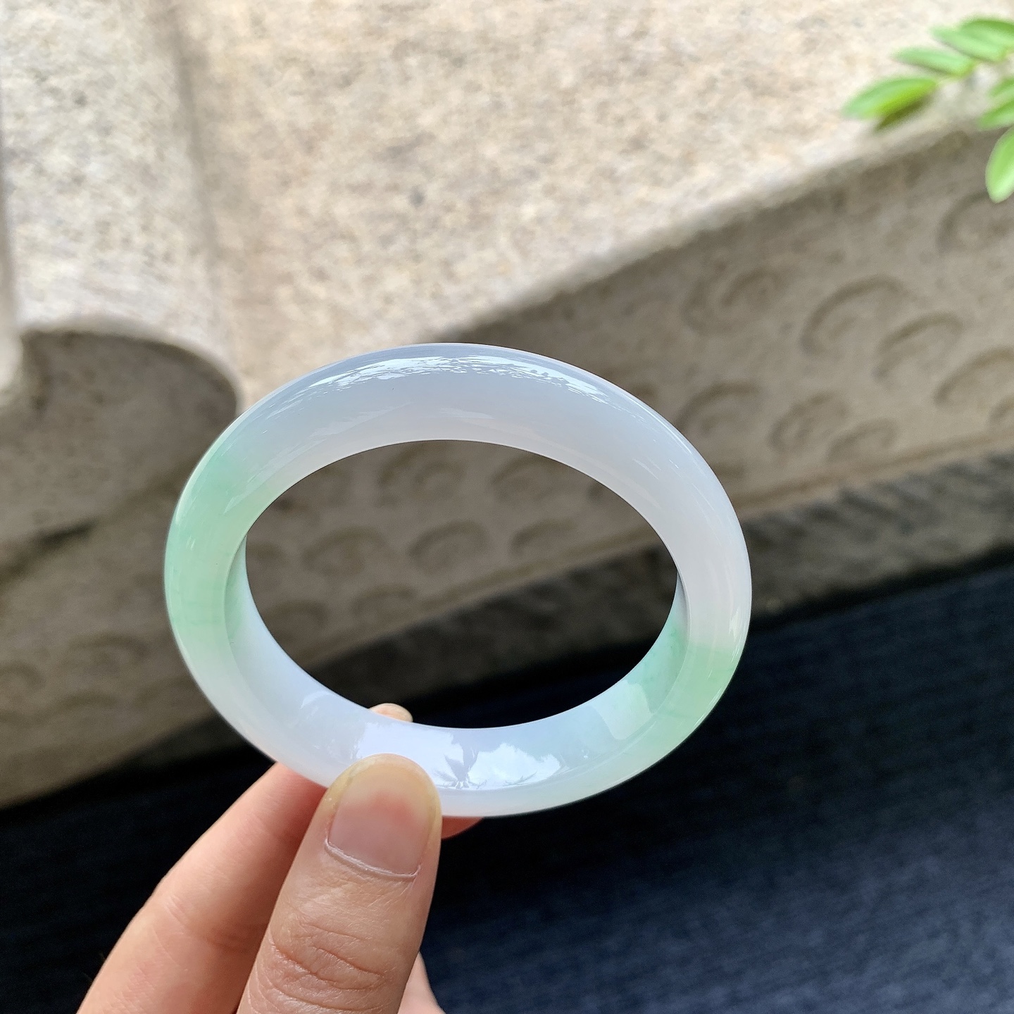 正圈53 54，圈口54.3/12/8.2，编码AD080411，描述细糯春彩，水润，种老，细腻，无裂。