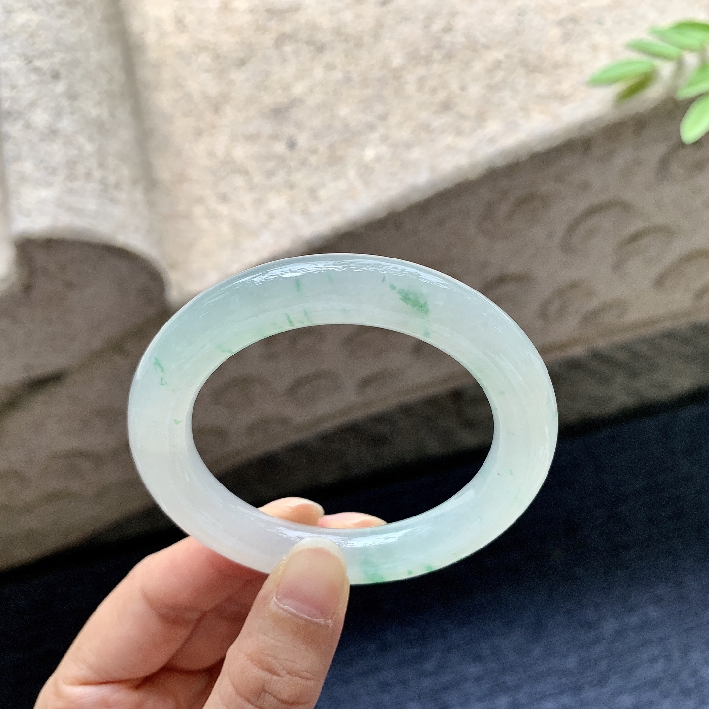 圆条50 51，圈口51.3/10/10，编码BA080402，冰糯飘绿，水润，种老，细腻，打灯有纹线