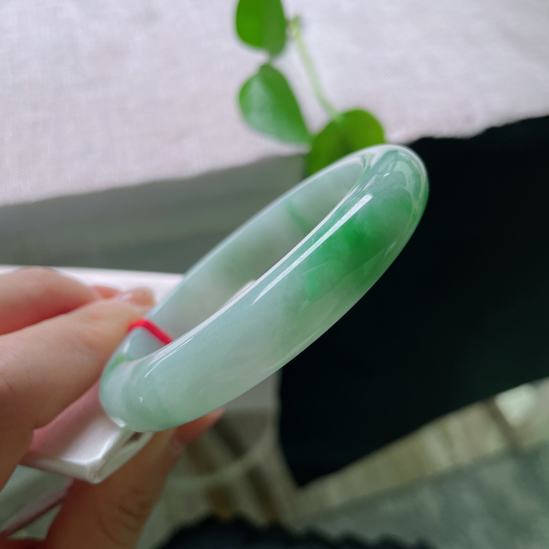 57.3/11.9/8.7飘绿正圈，翠色鲜活，种老，细润，贵气自扬，里圈纹裂，57132