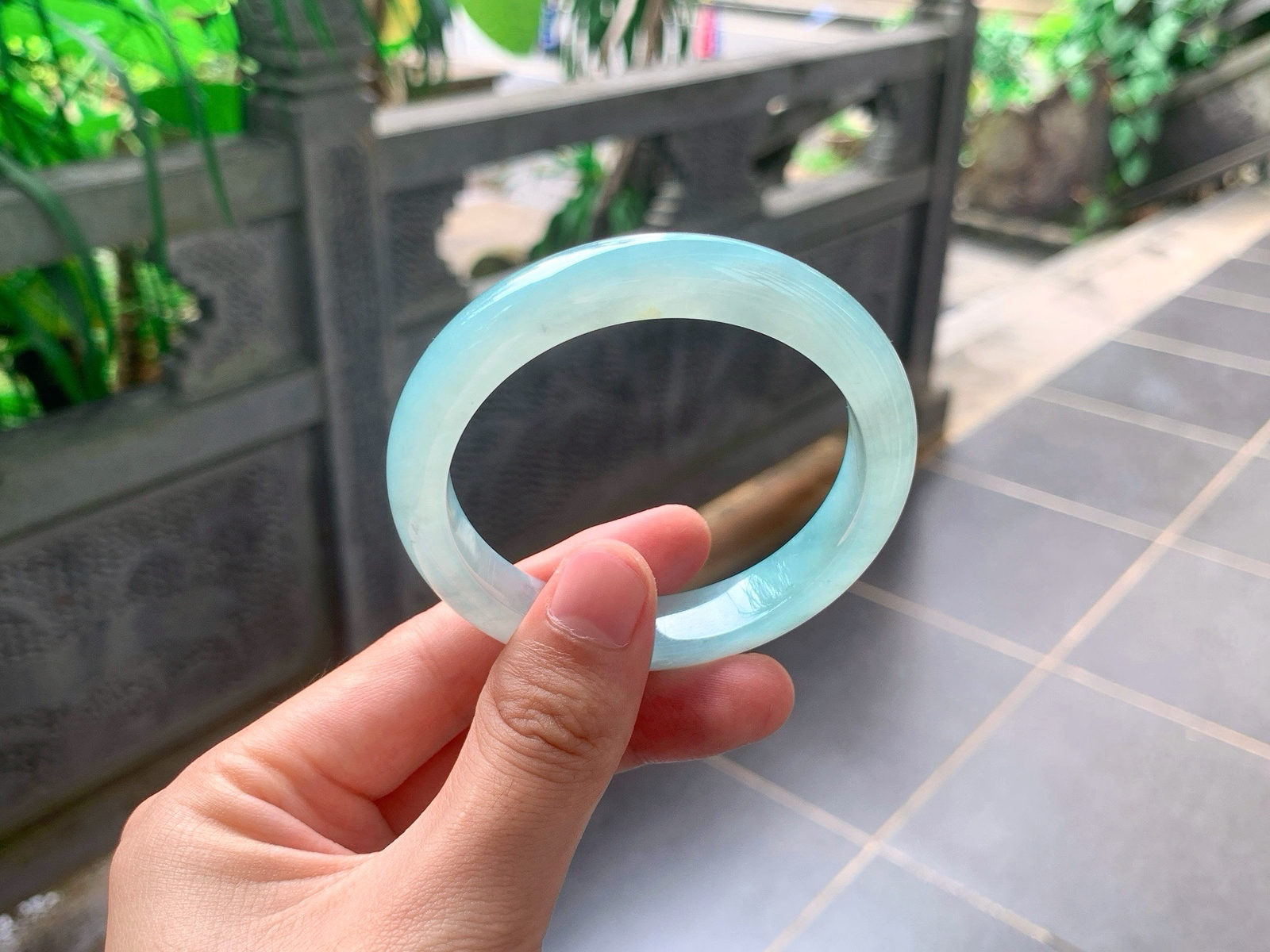 ｜56圈口
晴水平安镯
种水通透莹润，纯色干净澄澈，上手清冷大气，氛围感拉满，