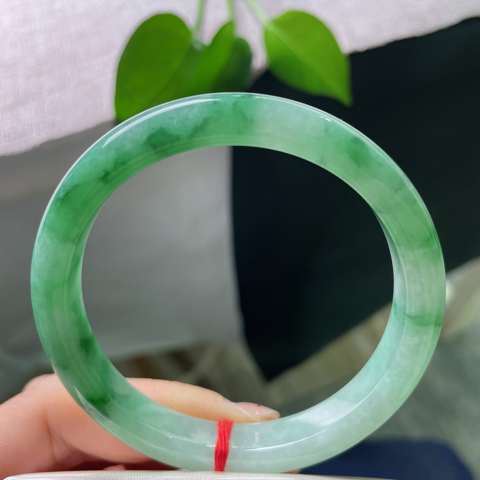 特惠活动#56/9.4/7.6，飘花正圈，皮纹，灵动的绿飘花顺着镯身自然绵延，疏密错落，好似云烟漫过