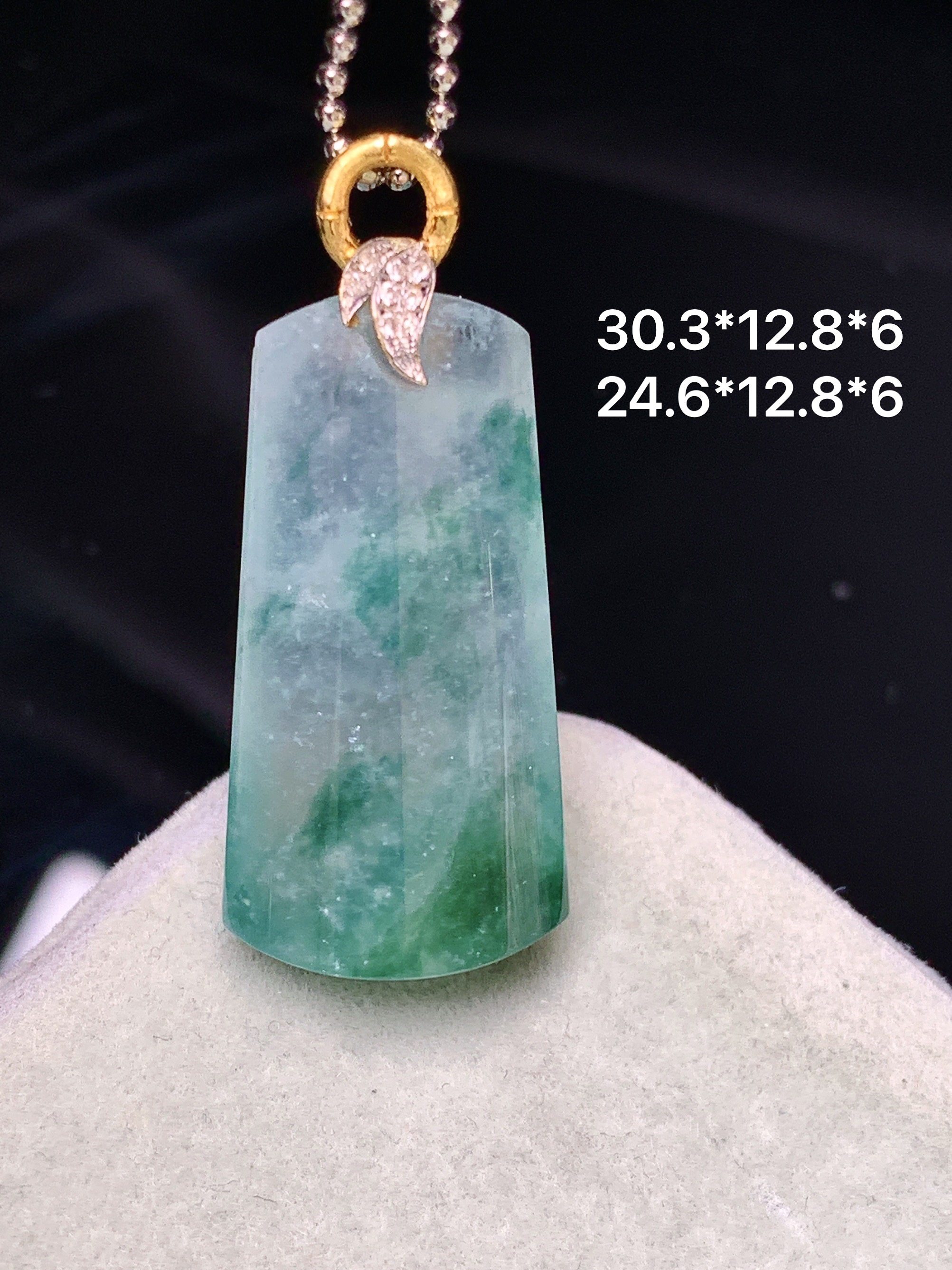 18k金镶嵌冰飘花玉柱吊坠 玉质细腻 色泽艳丽清新 水润亮眼 整体尺寸30.3*12.8*6 b1
