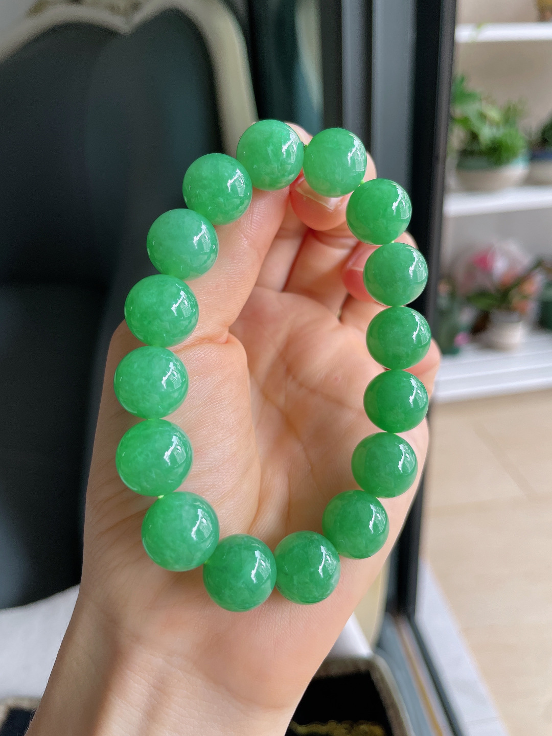缅甸天然翡翠A货，冰满绿辣绿手串，尺寸：12.8mm。【编4346】