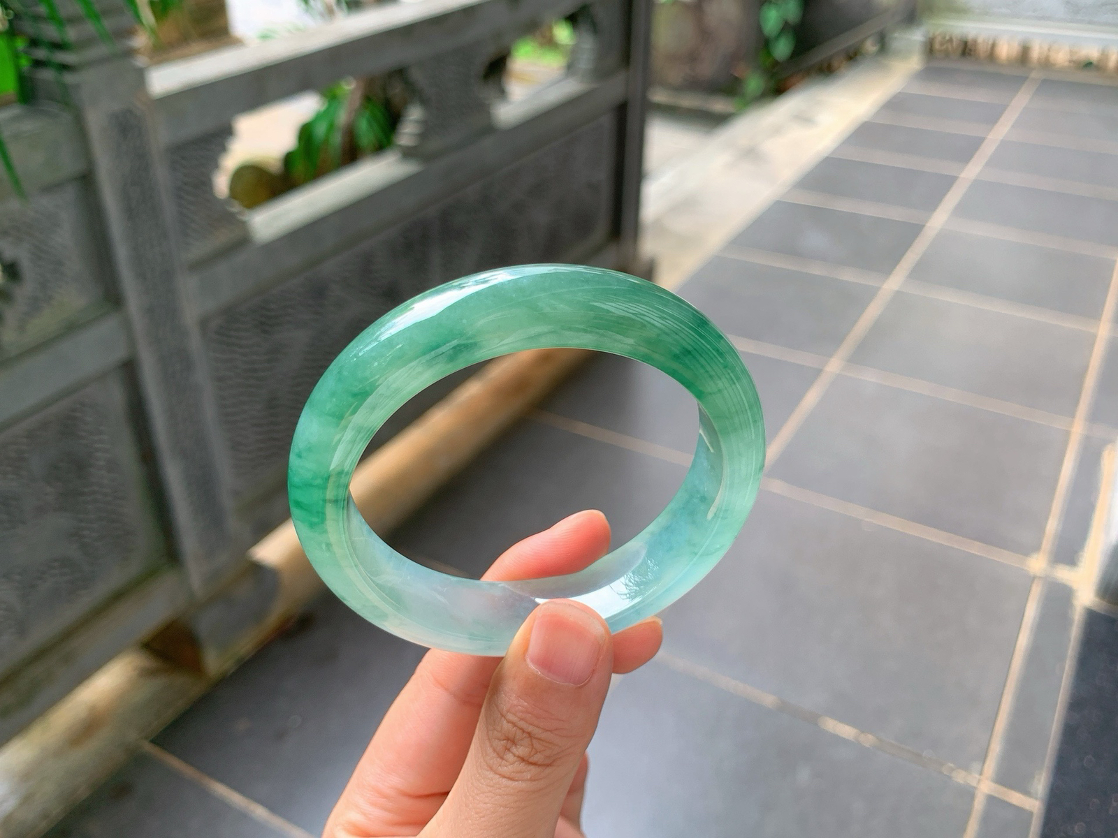 ｜57圈口
冰飘花平安镯
绿意如流云漫过镯身，种水通透起光，花色灵动肆意，上手贵气雅致