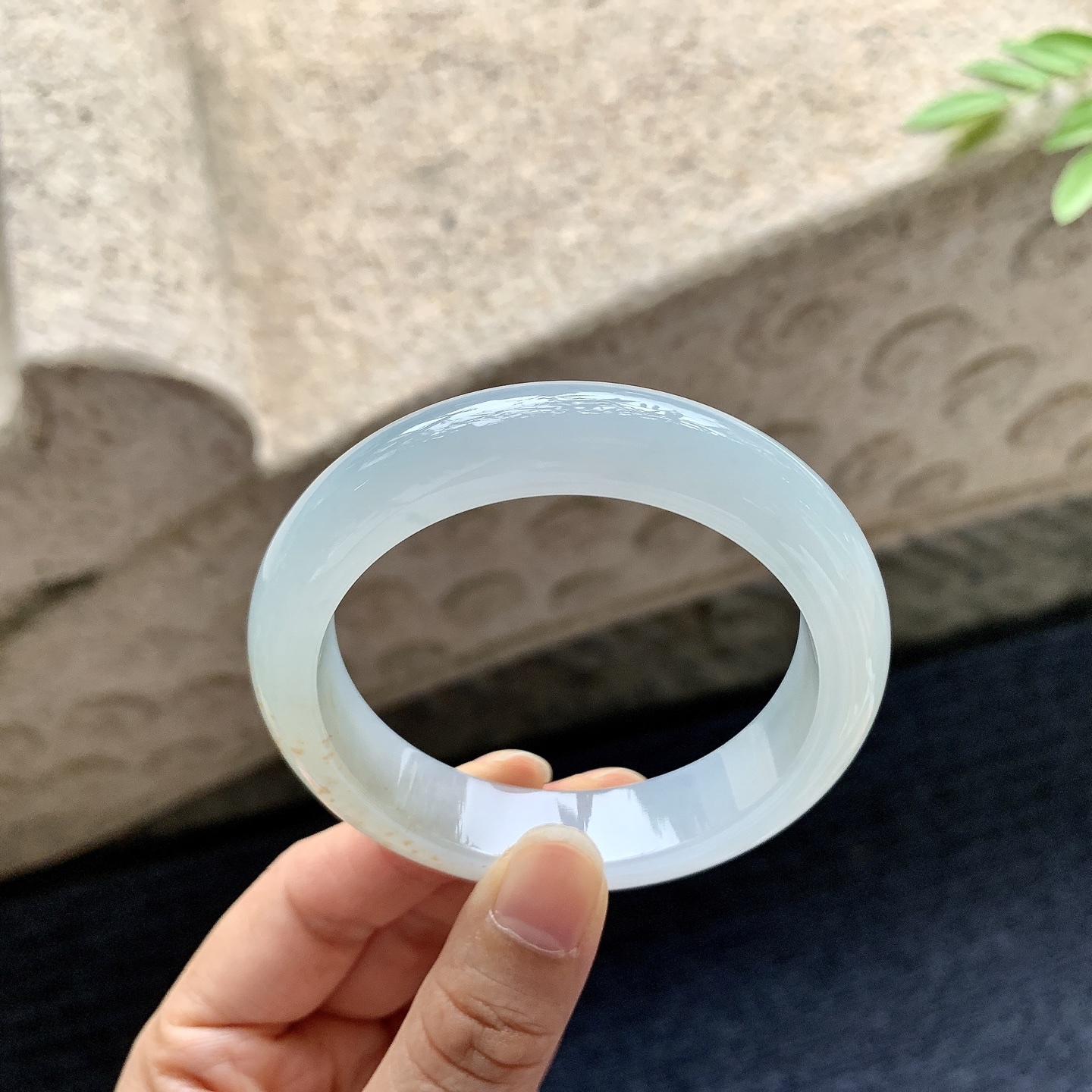 正圈52 53，圈口53.4/12.8/8.5，编码H9080412，冰糯飘黄翡，水润，种老，细腻，打灯有棉线
