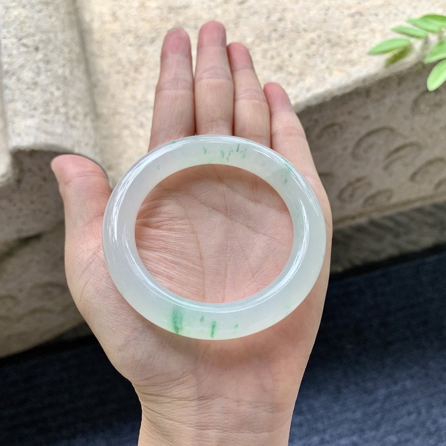 圆条50 51，圈口51.3/10/10，编码BA080402，冰糯飘绿，水润，种老，细腻，打灯有纹