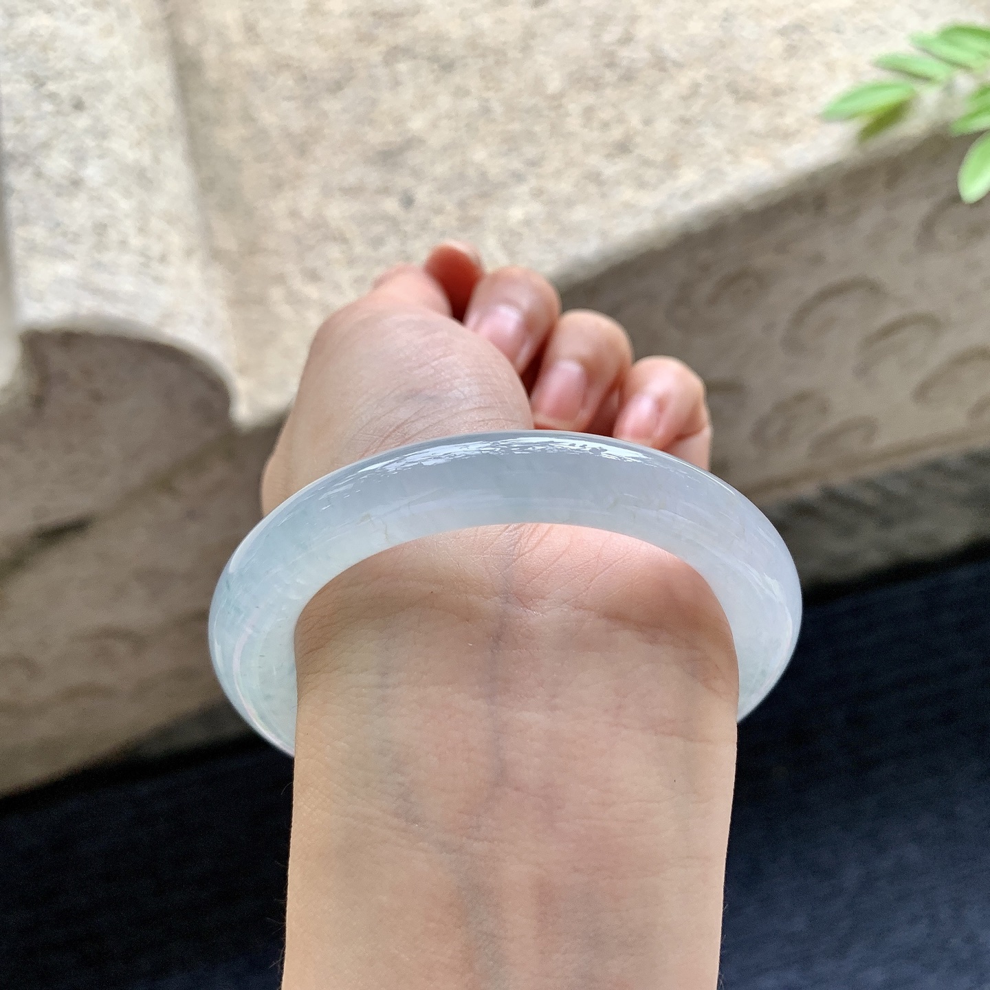 圆条53 54，圈口54/9.8/10，编码A1080431，描述：冰糯淡蓝飘花，水润，种老，细腻，打灯有纹线