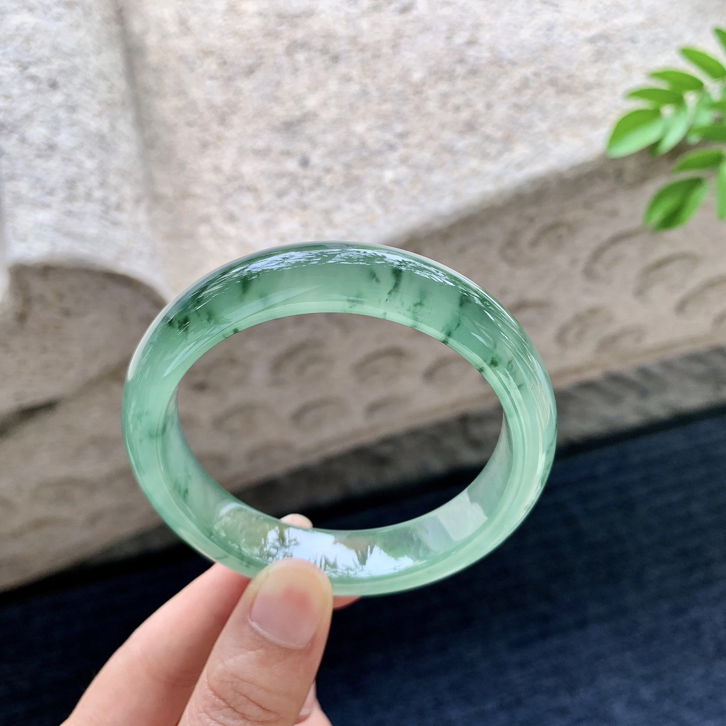 正圈56 57，圈口57.1/13.1/8.1，编码HW080519，冰油绿飘花，清透，水润，种老，细腻，无裂。
