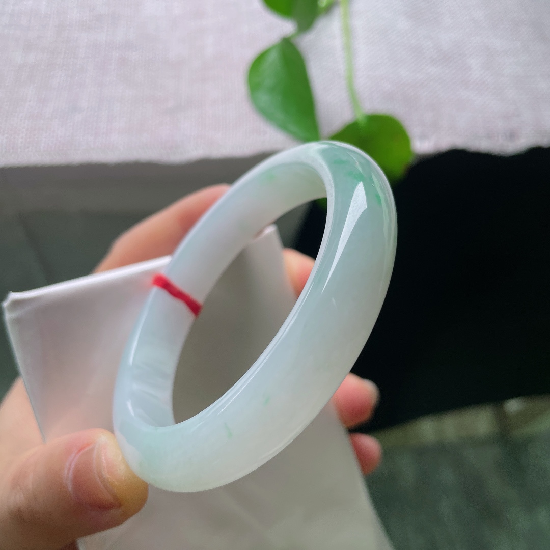 56.8/11.3/7.9，飘绿正圈，无裂，冰底清透如玉，一抹浅翠静落镯底，似远山浮于薄雾之间，清素柔和，自带静谧空灵的气韵。ss56943a