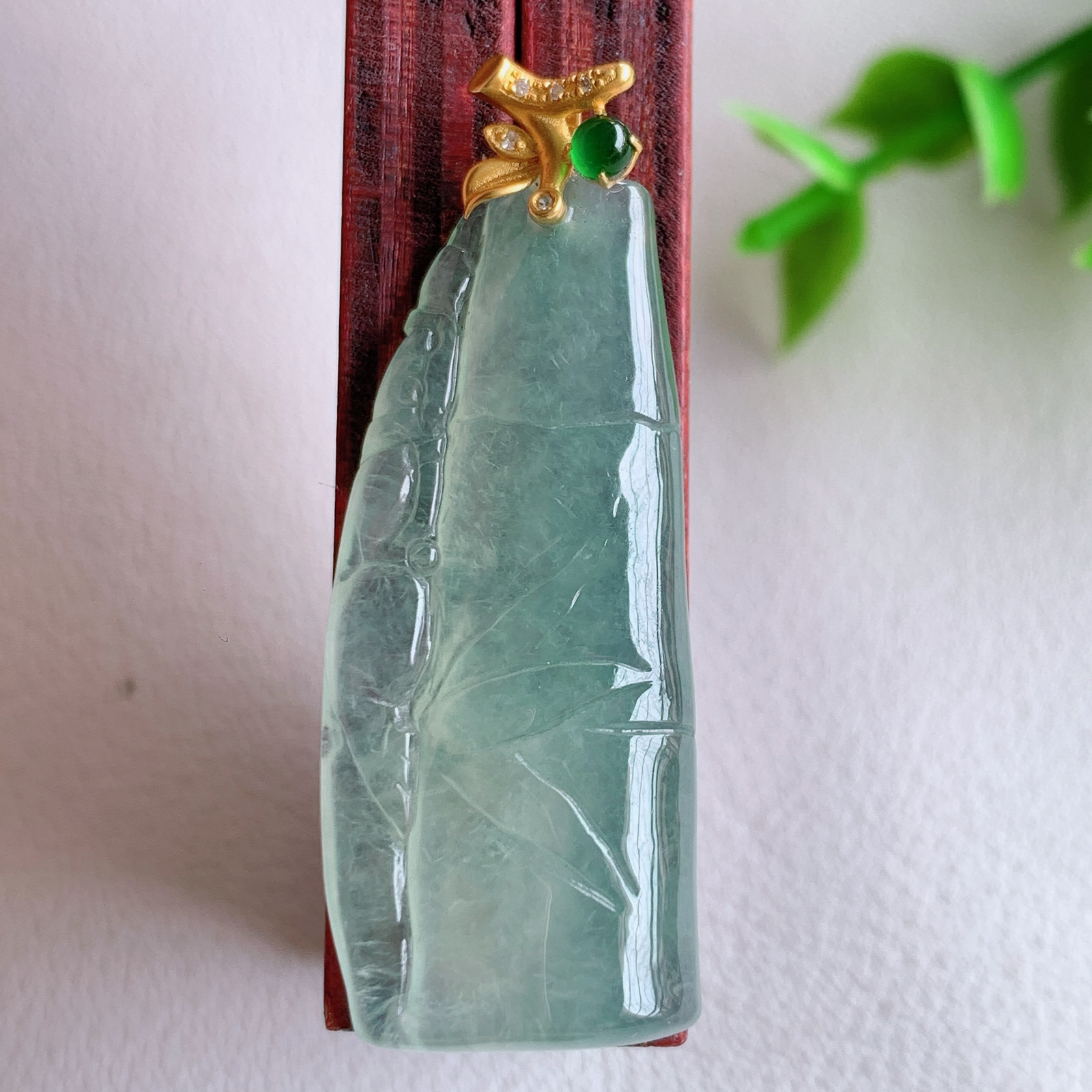 18k金伴钻冰润竹节翡翠吊坠，寓意“节节高升，官运亨通，前程似锦”竹节比喻美好品德，君子比德于玉，清