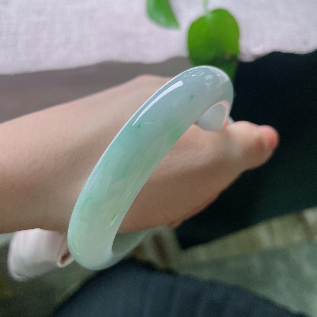 绿底正圈，无裂，清润底色裹挟淡淡翠意，玉感油润，不张扬不艳丽，通勤日常都适配。ss56715a