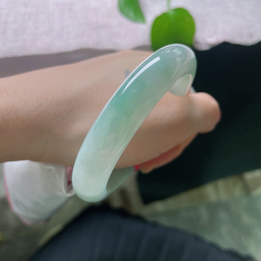 57/12.6/8.8，飘花正圈，内纹，玉质通透温润，似水般清冽，淡淡的飘花晕染镯身，上手沉静素雅，自带如水般安然松弛的氛围感，ss56910a