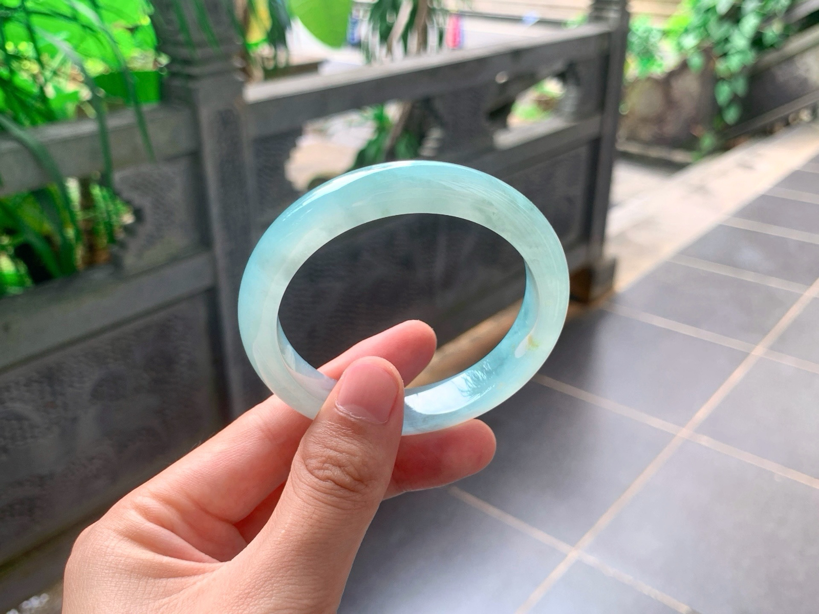 ｜56圈口
晴水平安镯
种水通透莹润，纯色干净澄澈，上手清冷大气，氛围感拉满，