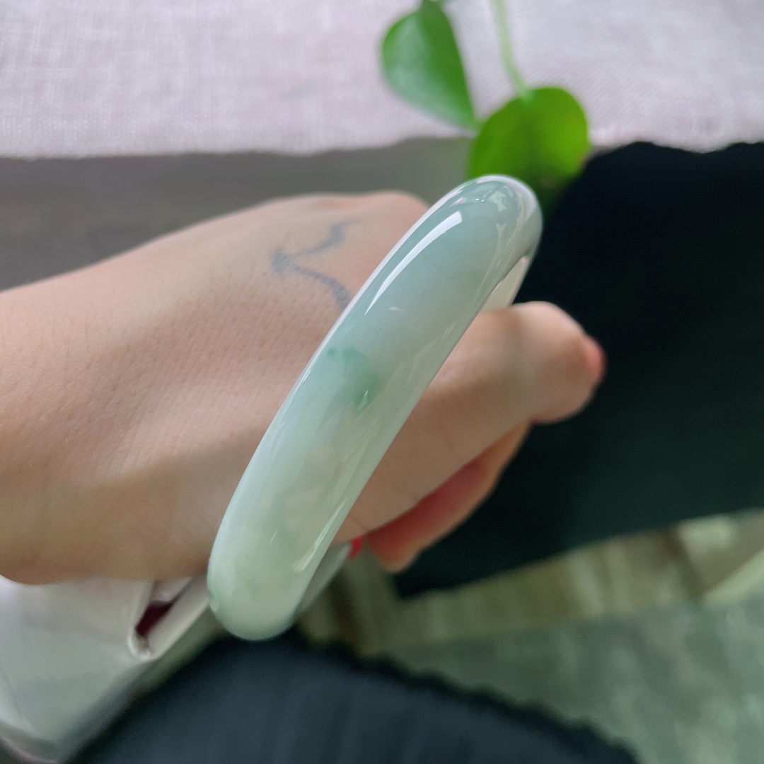 绿底正圈，无裂，晴底飘翠翡翠镯，玉质细腻水润，颜色淡雅耐看，日常佩戴百搭不挑人。ss56908a