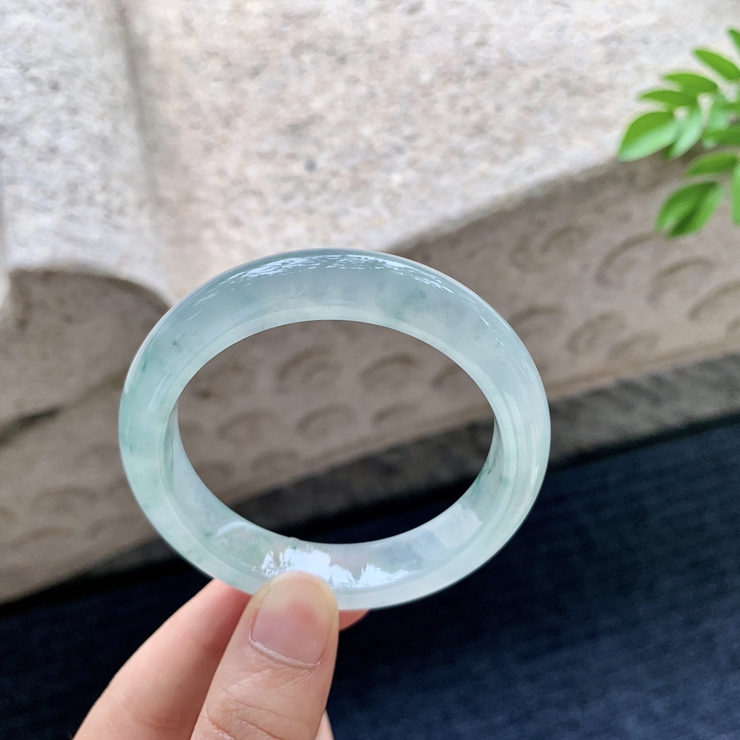 正圈50 51，圈口51.7/12/8，编码G7080535，描述：冰糯飘花，水润，种老，细腻，无裂。