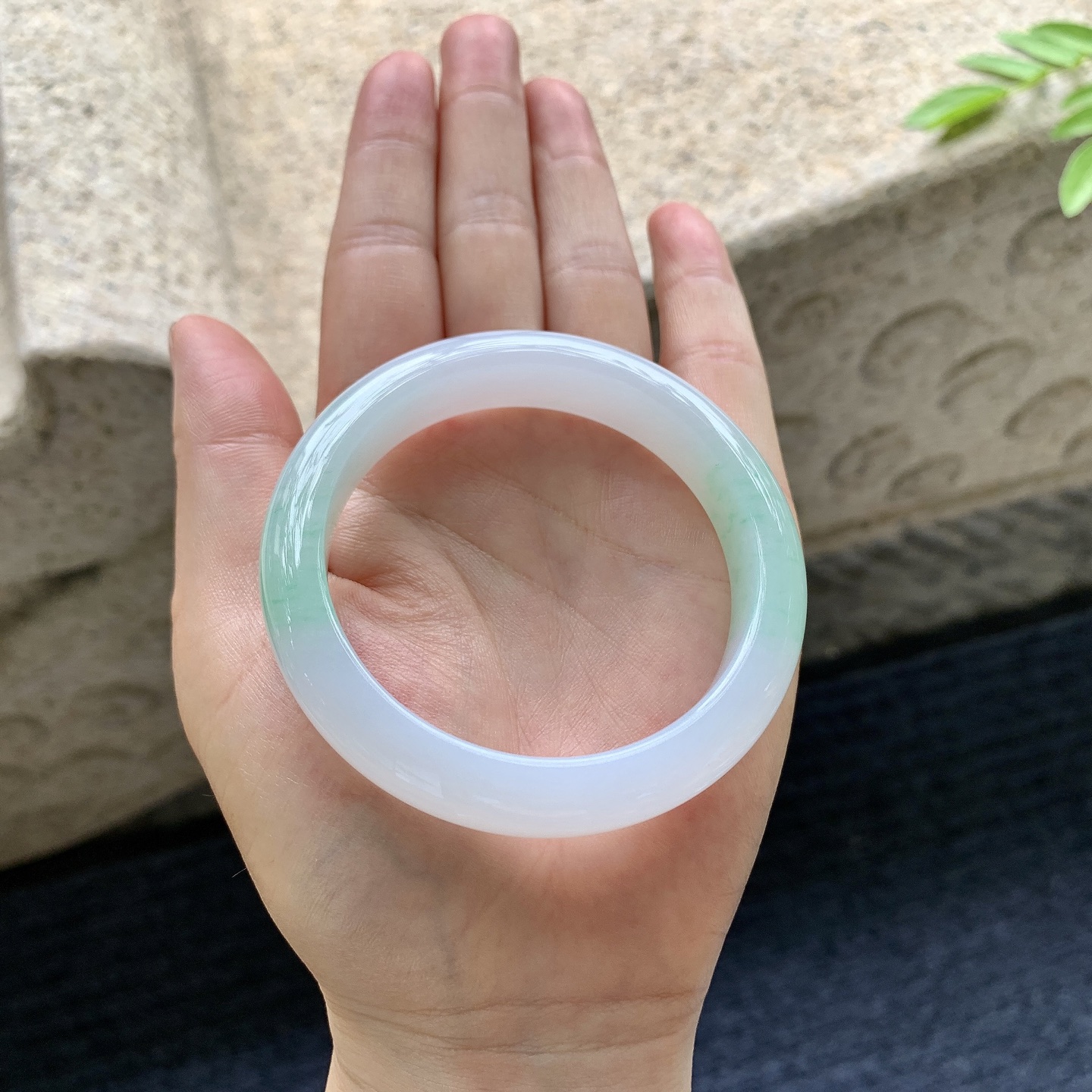 正圈53 54，圈口54.3/12/8.2，编码AD080411，描述细糯春彩，水润，种老，细腻，无