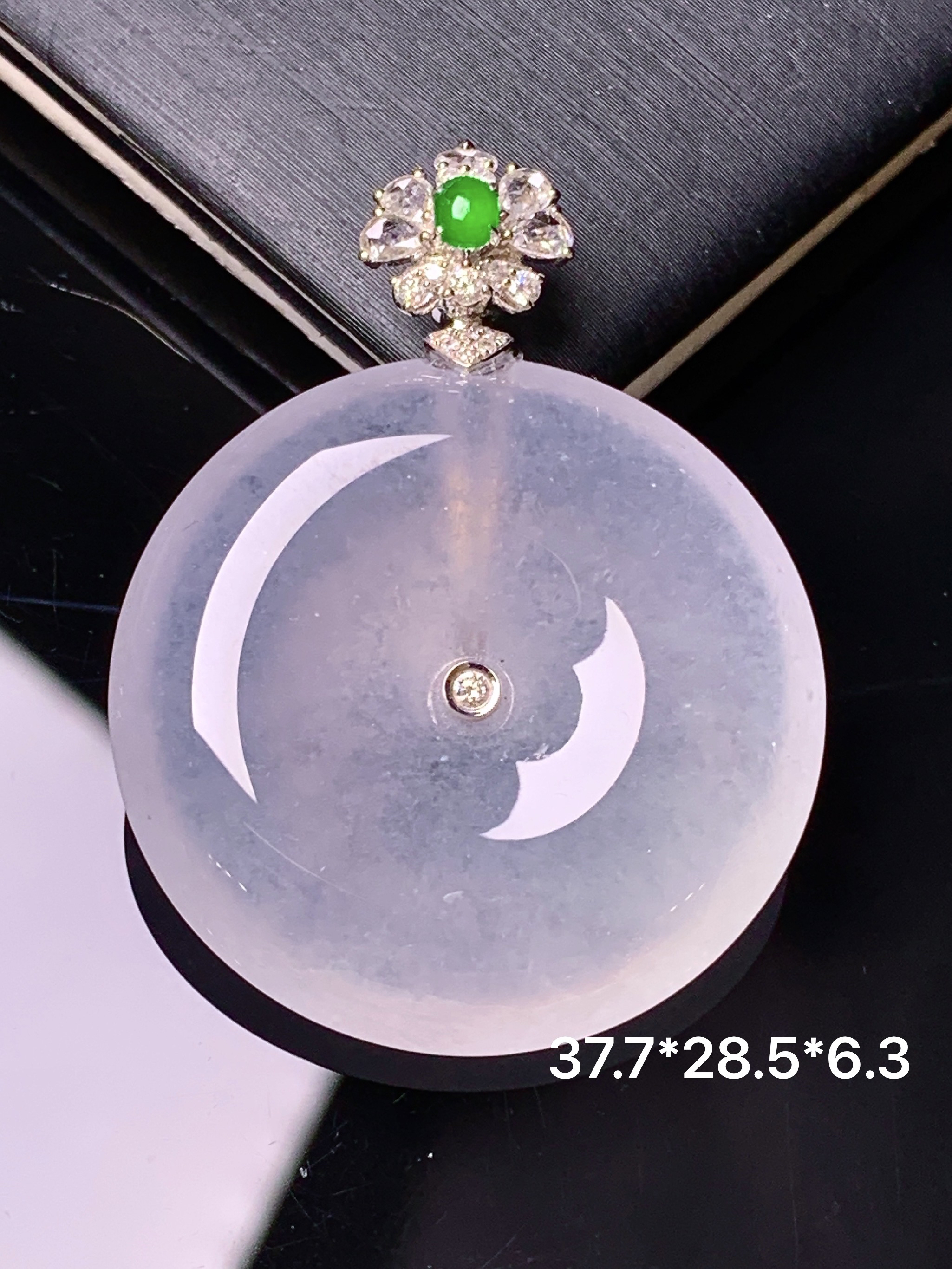18k金钻镶嵌冰种平安扣吊坠 玉质细腻 色泽艳丽清新 水润亮眼 整体尺寸37.7*28.5*6.3 y8