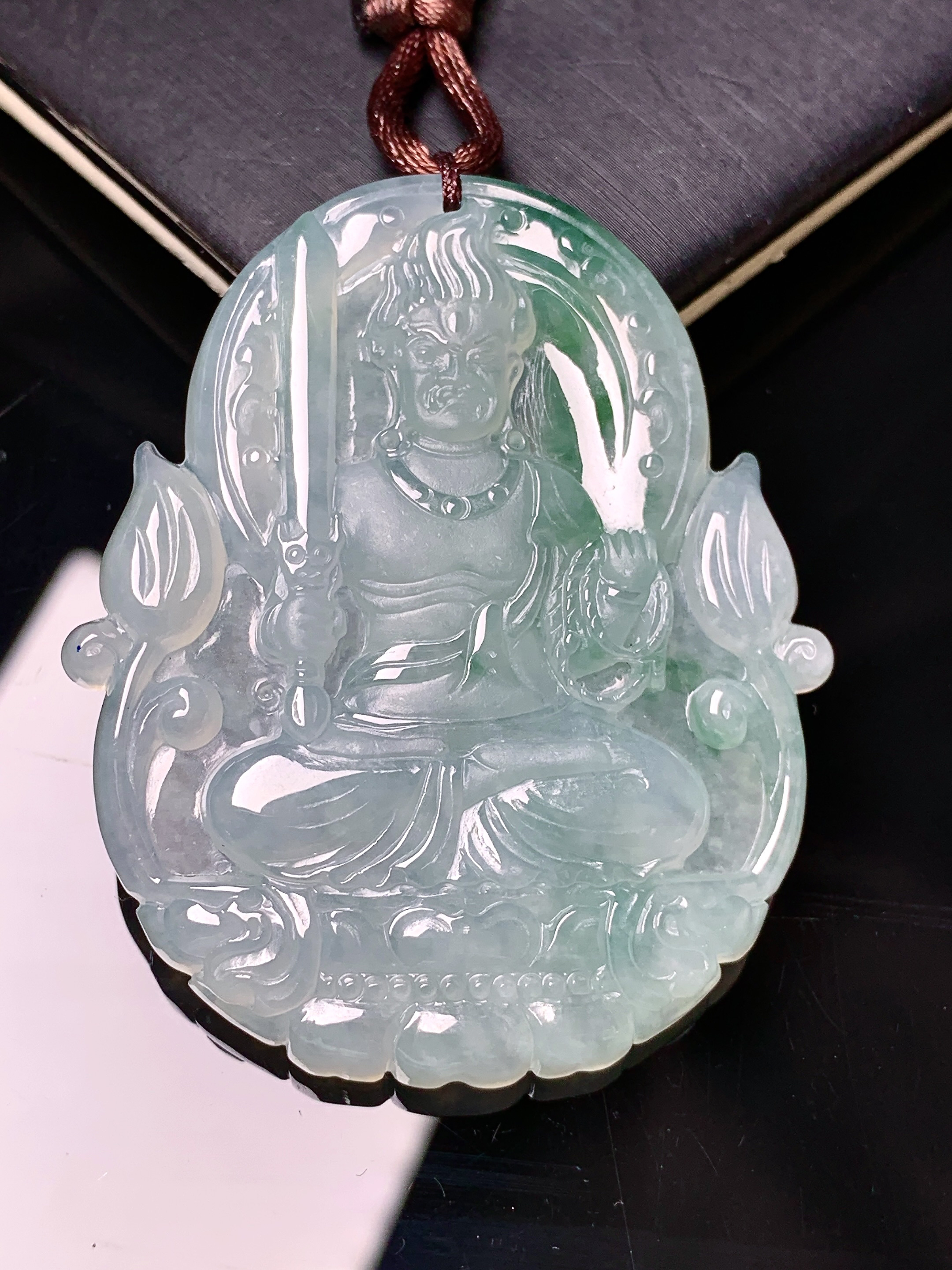 飘绿不动明王吊坠 玉质细腻 色泽艳丽清新 水润亮眼 整体尺寸50.2*41.5*5 b2
