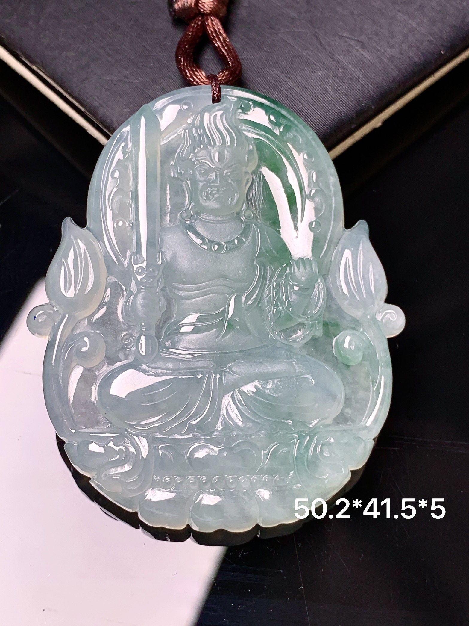 飘绿不动明王吊坠 玉质细腻 色泽艳丽清新 水润亮眼 整体尺寸50.2*41.5*5 b2