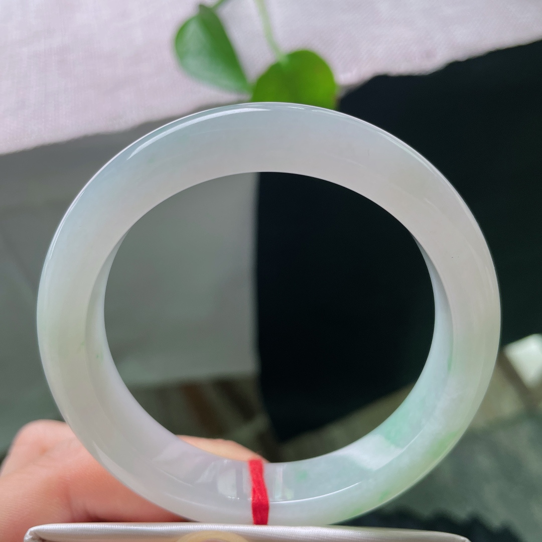 56.8/11.3/7.9，飘绿正圈，无裂，冰底清透如玉，一抹浅翠静落镯底，似远山浮于薄雾之间，清素