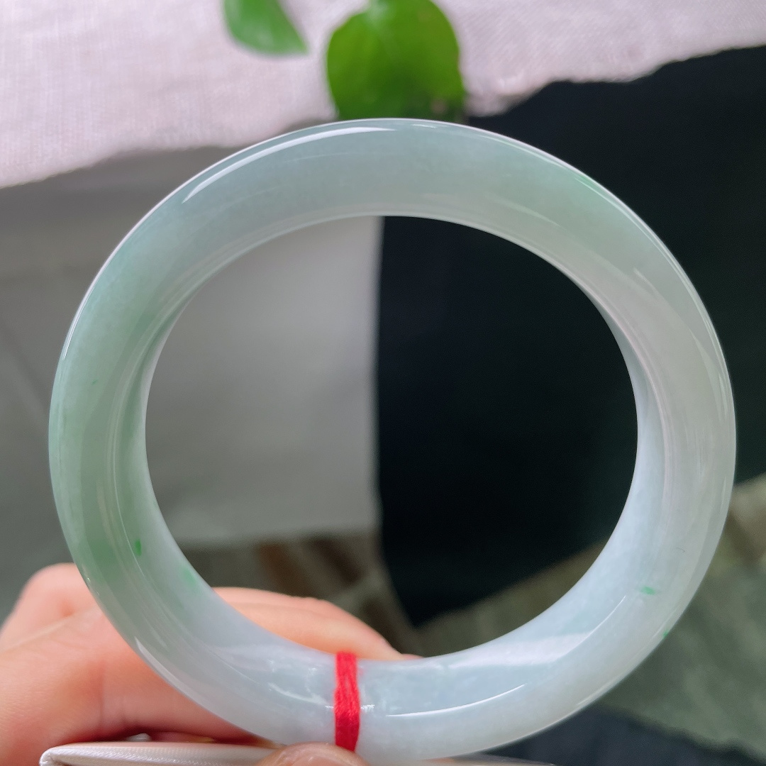 绿底正圈，无裂，清润底色裹挟淡淡翠意，玉感油润，不张扬不艳丽，通勤日常都适配。ss56715a