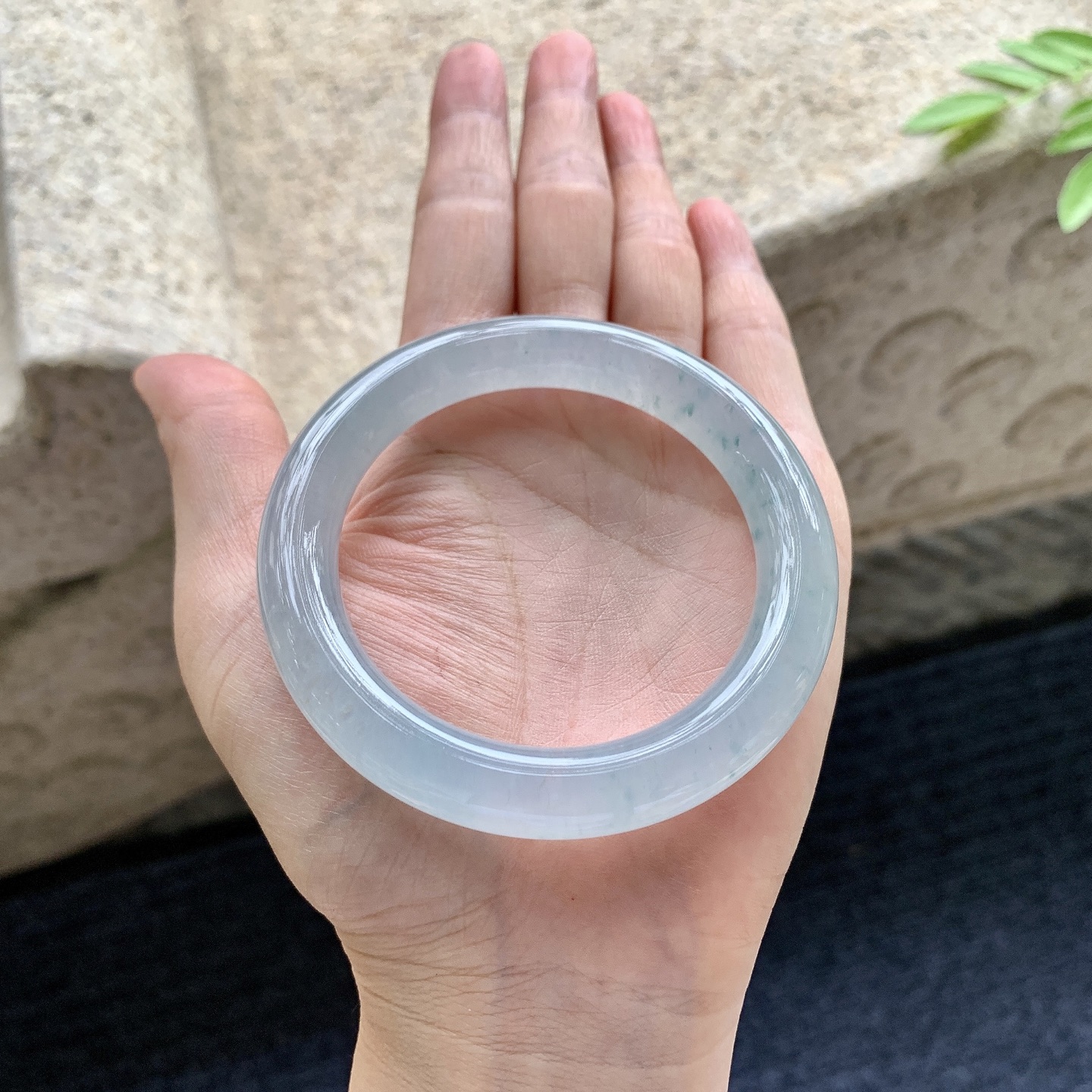 圆条53 54，圈口54/9.8/10，编码A1080431，描述：冰糯淡蓝飘花，水润，种老，细腻，打灯有纹线