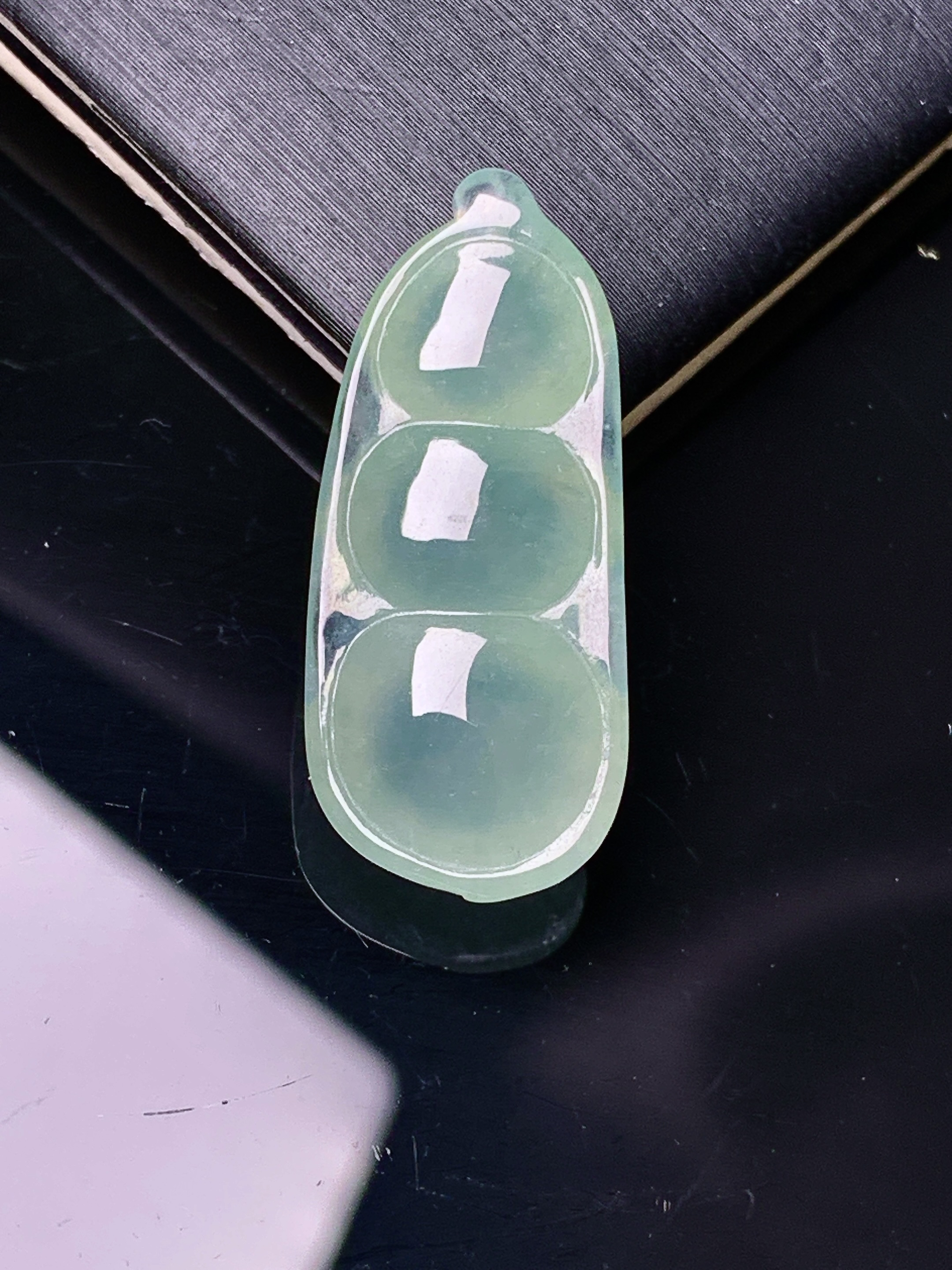 冰种晴绿四季豆吊坠 玉质细腻 色泽艳丽清新 水润亮眼 整体尺寸27.5*12*7 yz