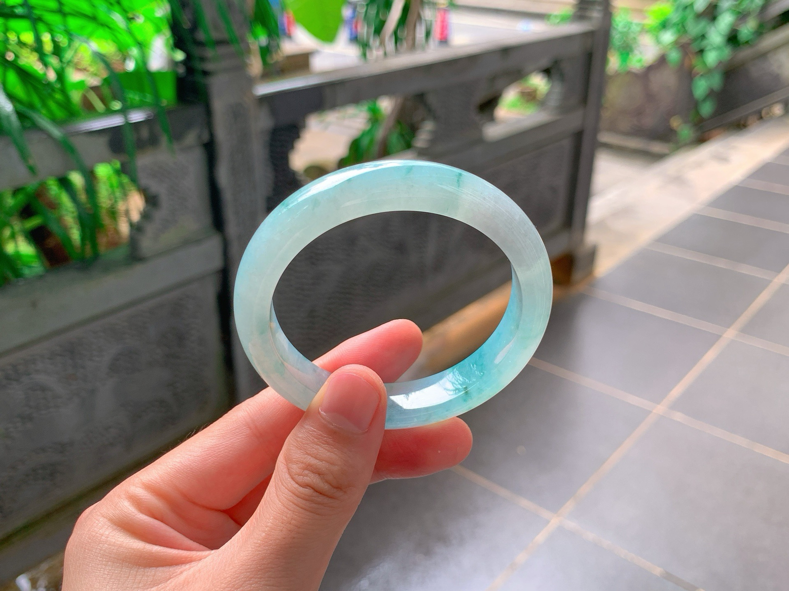 ｜56圈口
冰晴飘花平安镯
清润晴水底，丝丝绿花悠然漫染